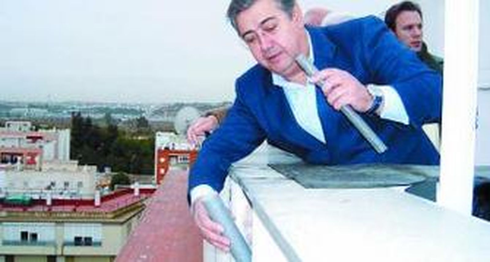 Zoido inspeccionó ayer uno de los bloques afectados por la obra.
