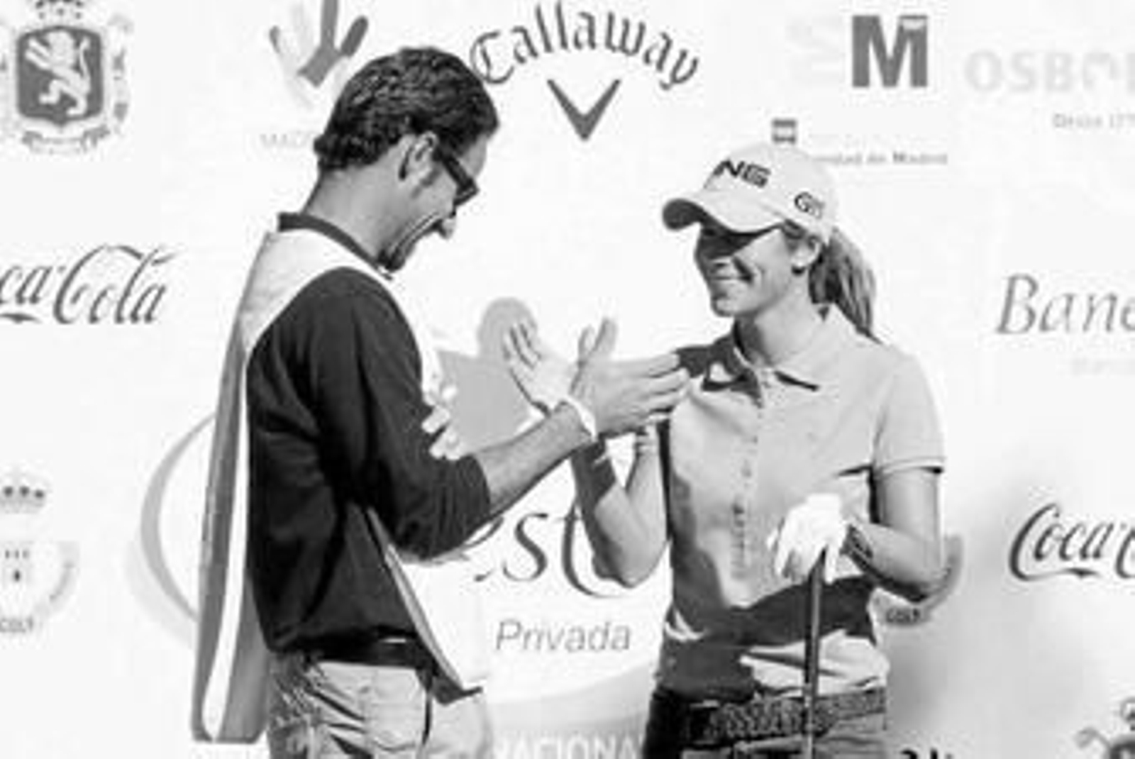 Azahara Muñoz es felicitada tras ganar en Sant Cugat.