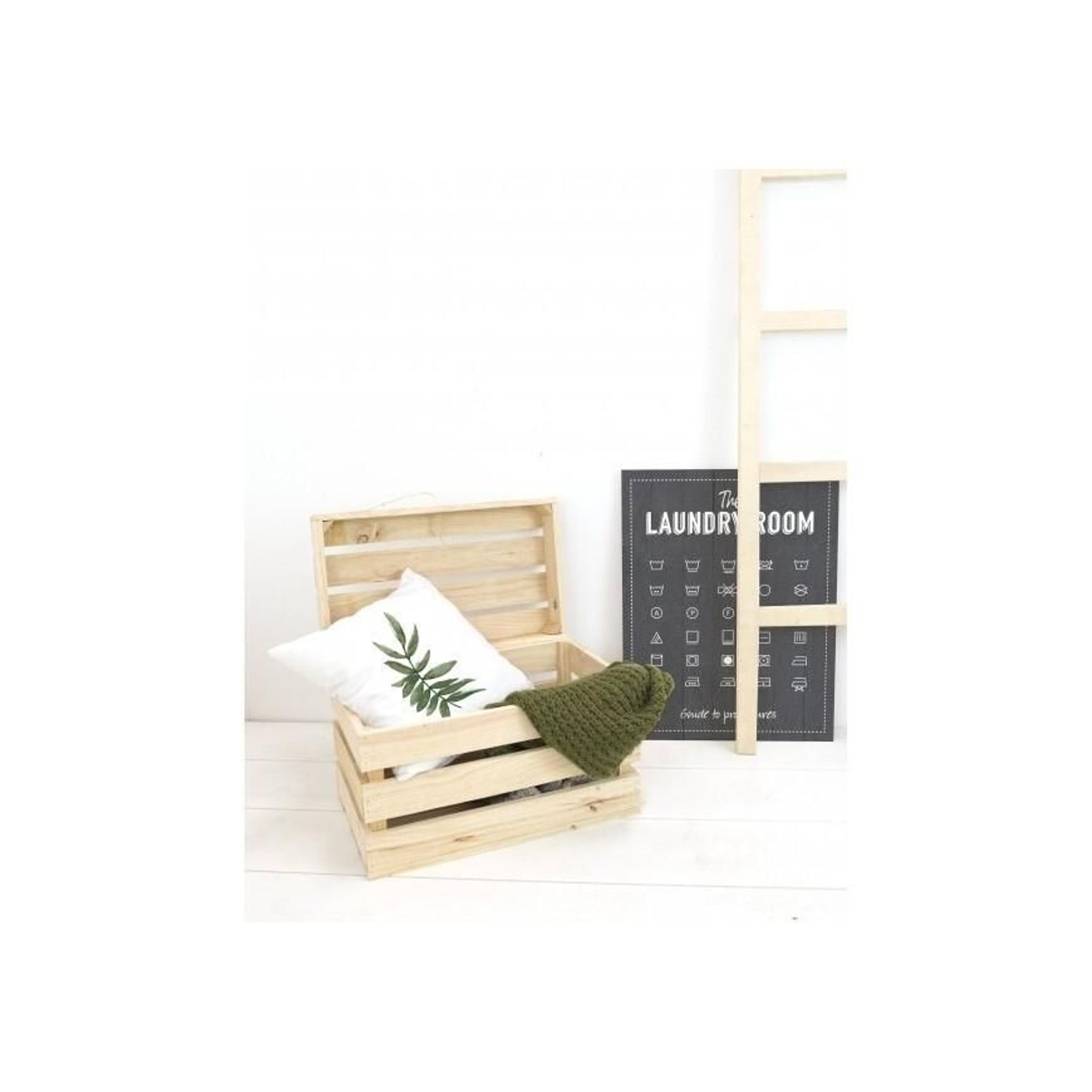 Baúl de madera natural.