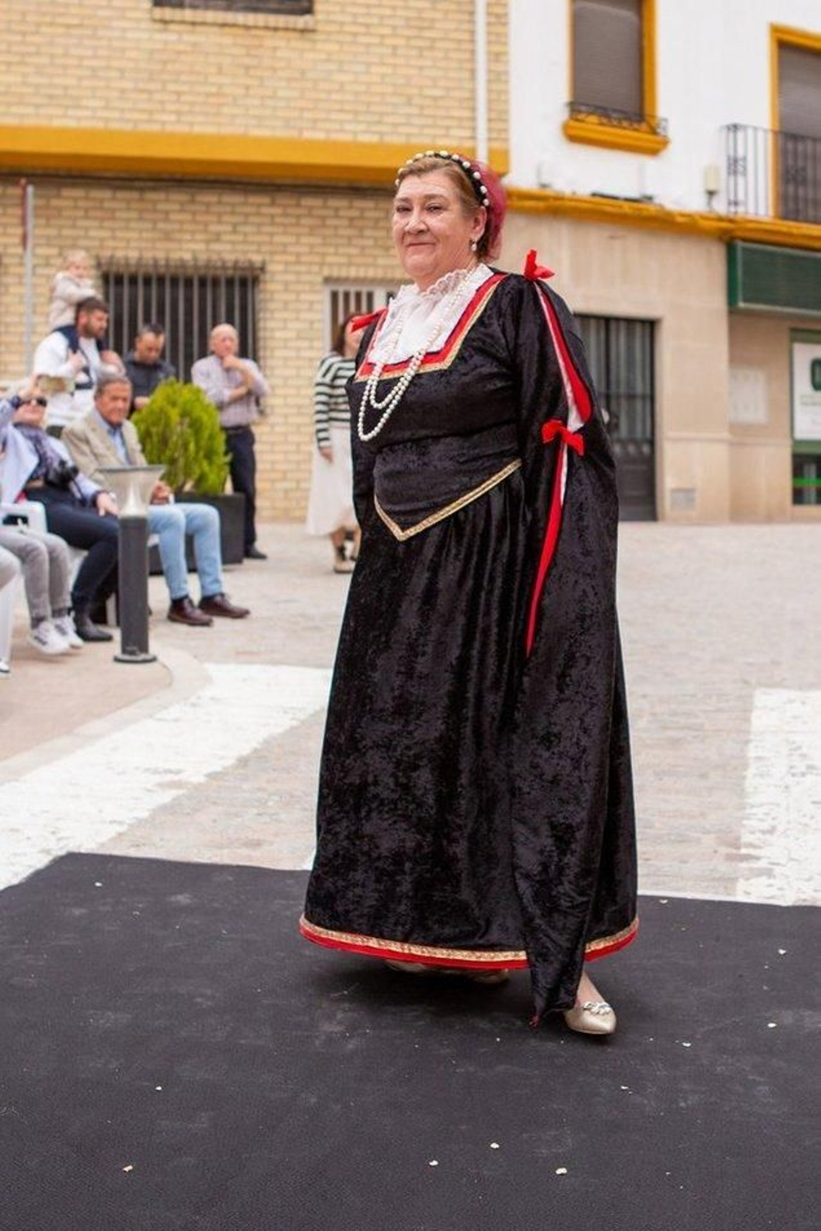 Desfile de los trajes renacentistas confeccionados por mujeres de Cazalilla.