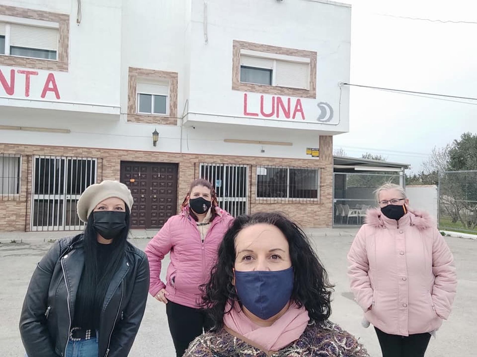 La presidenta local de los populares, Ascensión Hita, con vecinos de la zona.