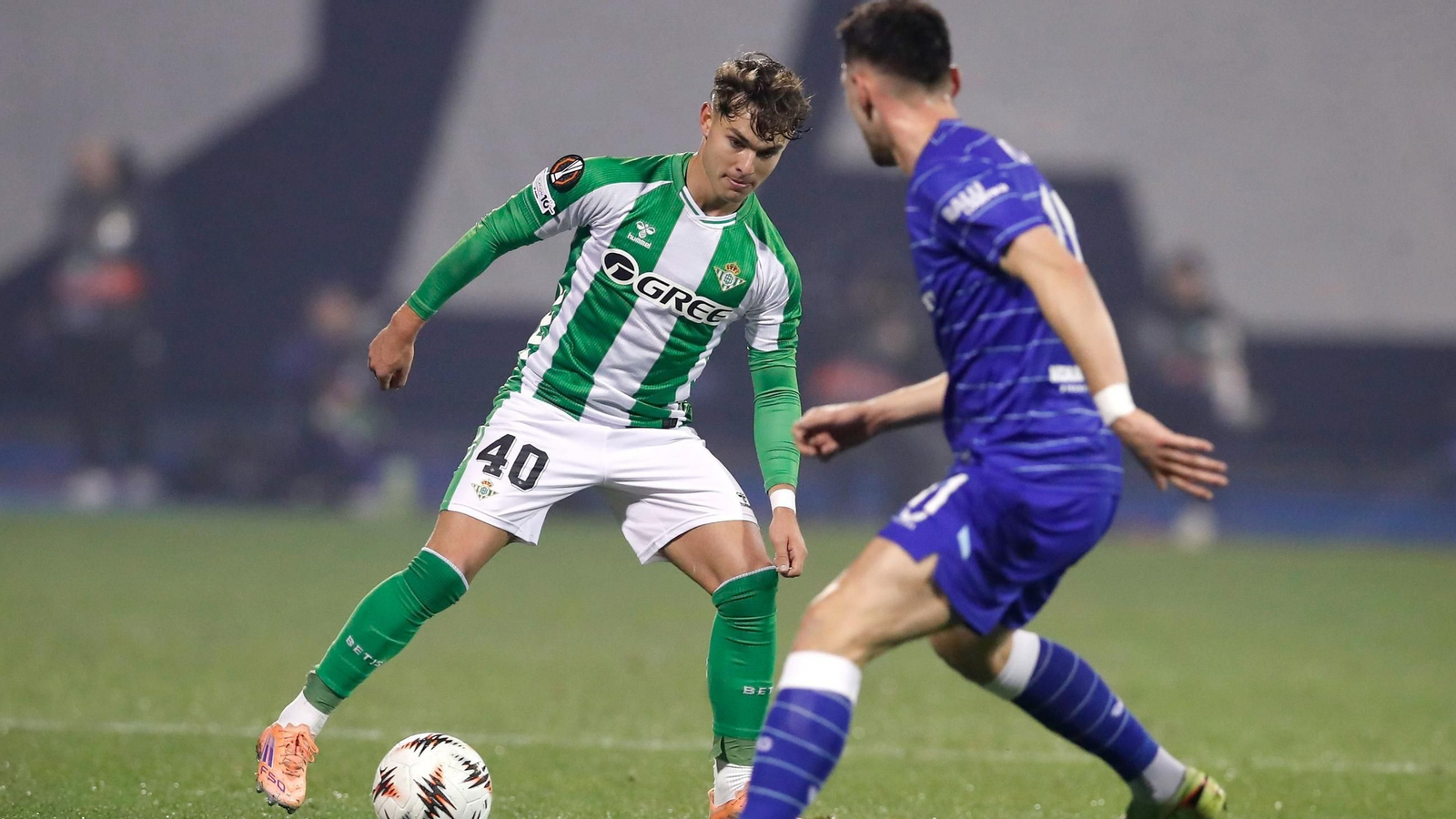 Ángel Ortiz trata de sortear a un rival durante el encuentro contra el Dinamo de Zagreb.