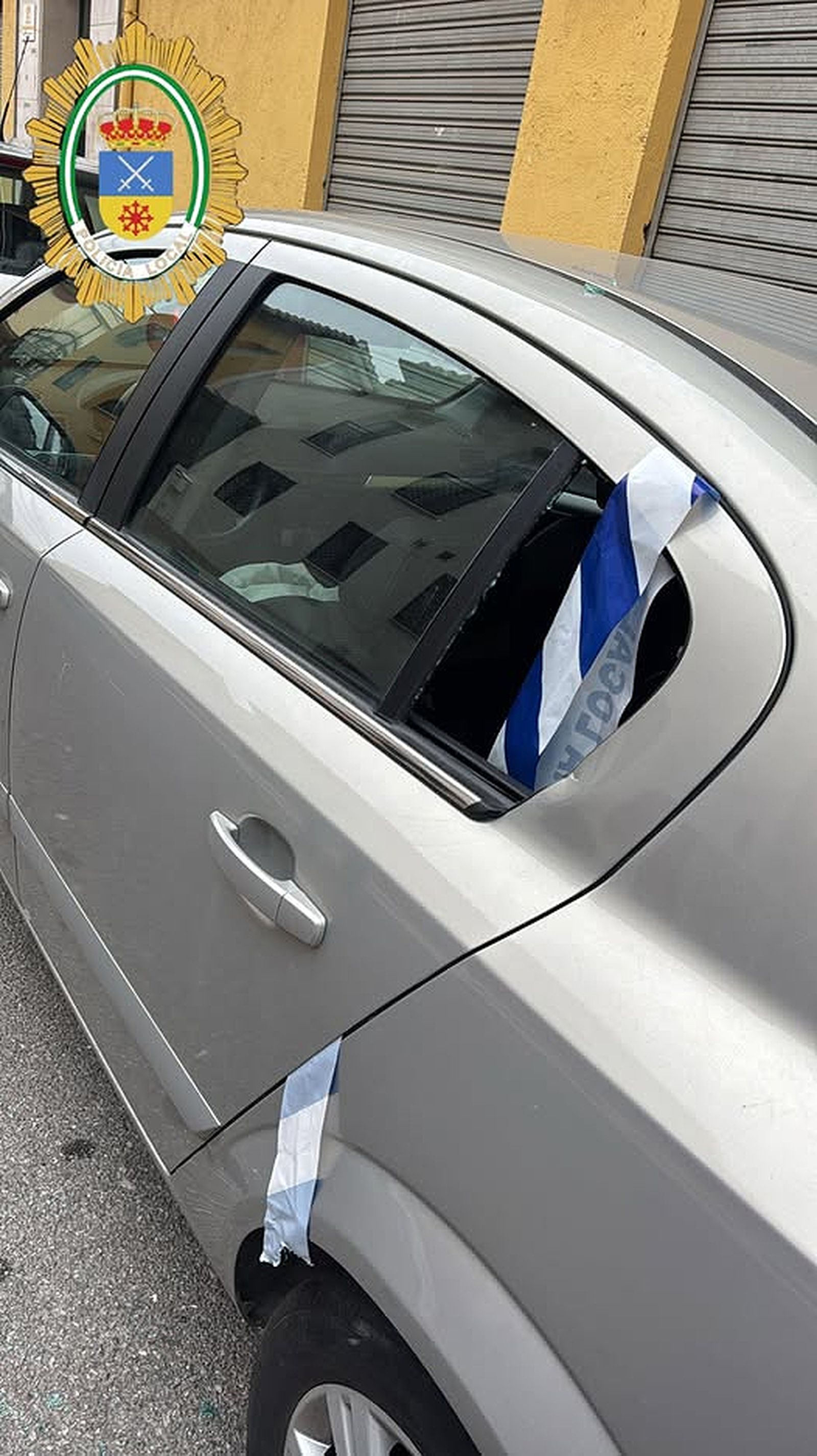 Coche con la ventanilla rota.