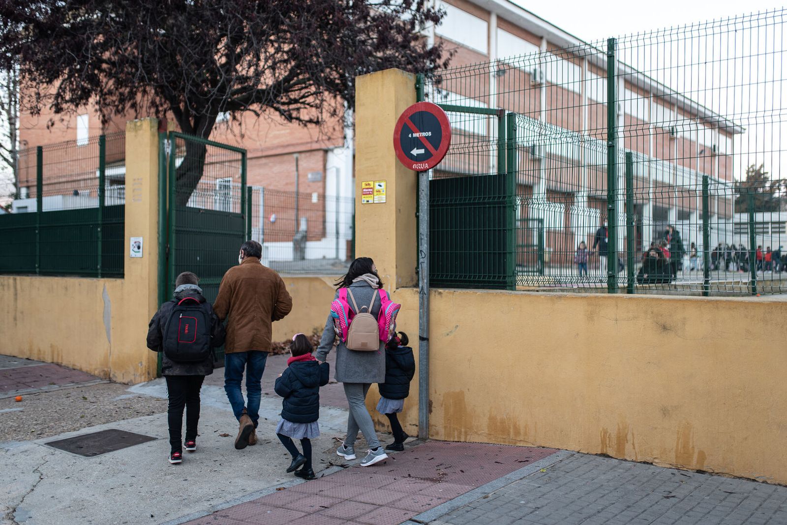 Jóvenes entran al colegio acompañados por sus tutores.