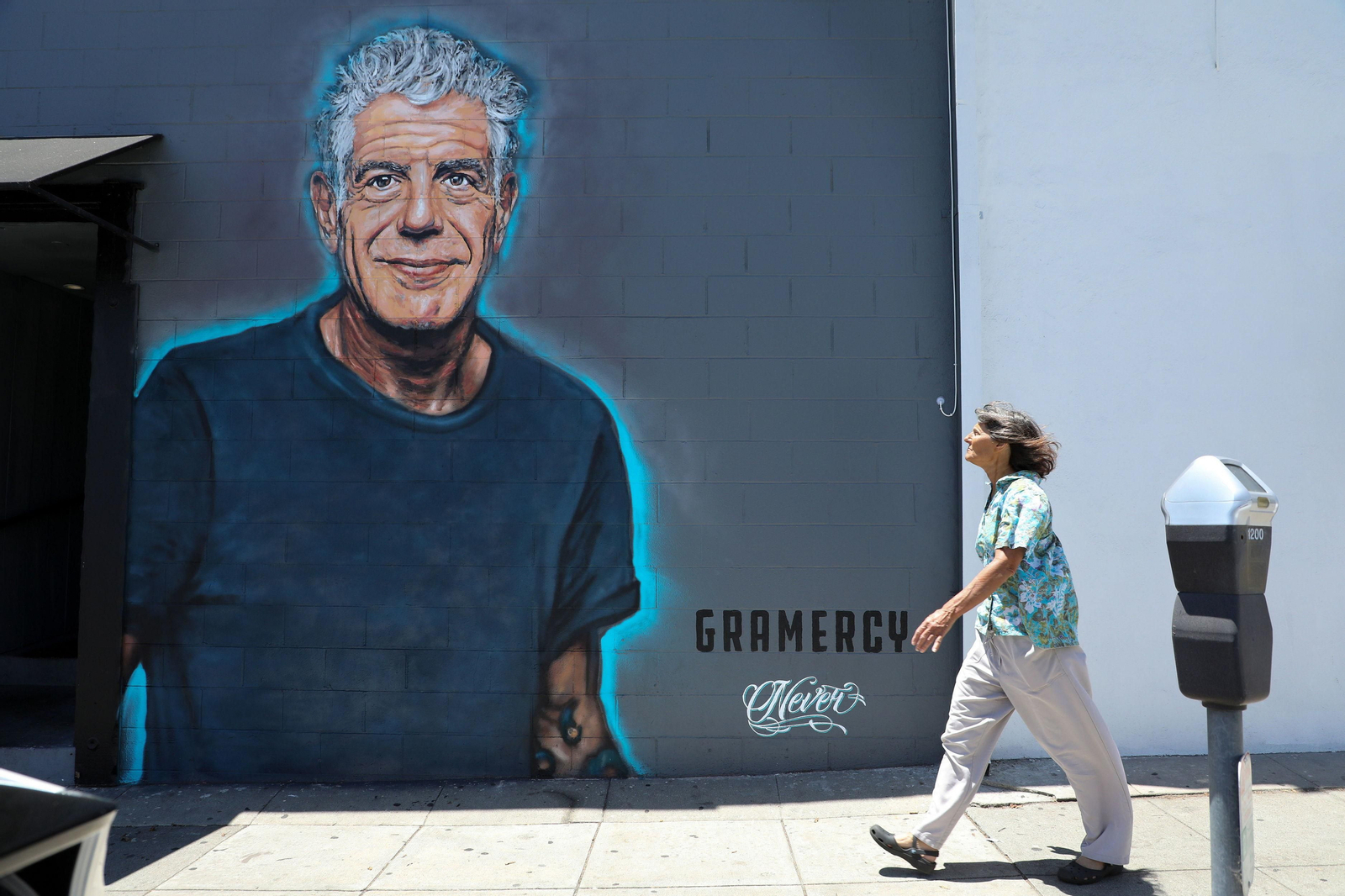 Un mural en un restaurante de Santa Mónica, California, recuerda a Bourdain.