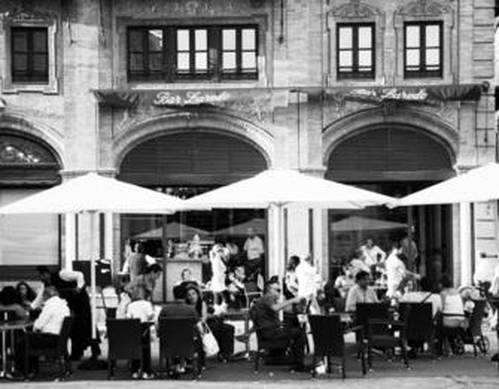 El Laredo abrió ayer sus puertas 15 meses después. Incorpora veladores junto al Ayuntamiento.