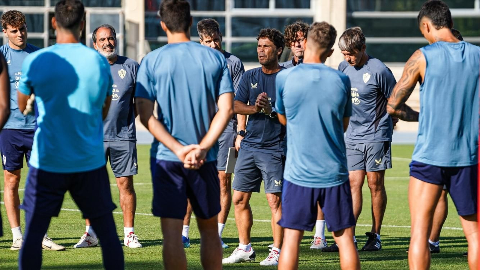 Rubi se dirige a sus futbolistas en el entrenamiento del equipo en el Anexo.
