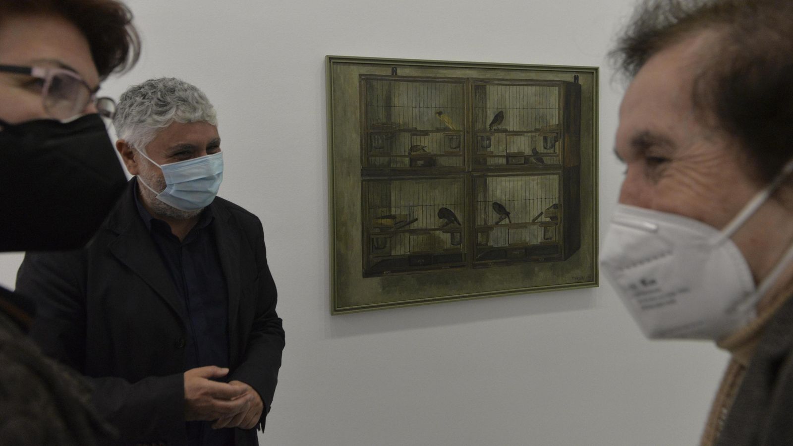 Juan Antonio Álvarez Reyez, entre Del Campo y Duclós, con una de las obras de ésta al fondo.