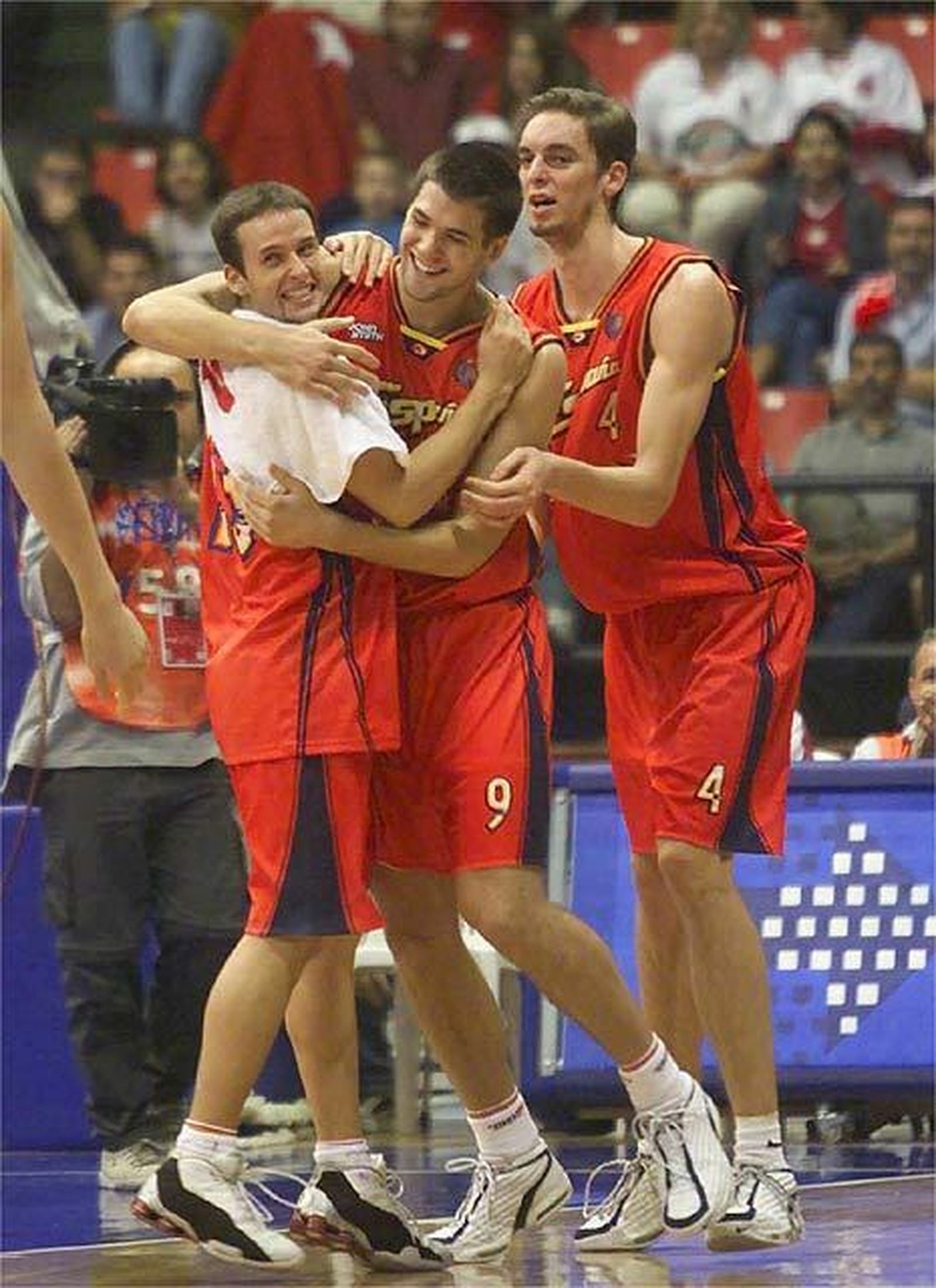 Raúl, Felipe y Gasol se abrazan tras ganar un partido del Mundial de Lisboa 99.