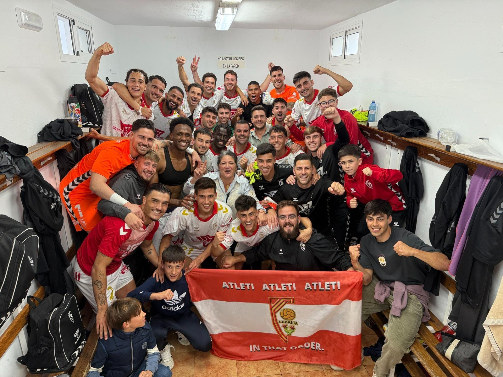 Los jugadores del Antoniano celebran en vestuarios su victoria sobre el Juventud de Torremolinos