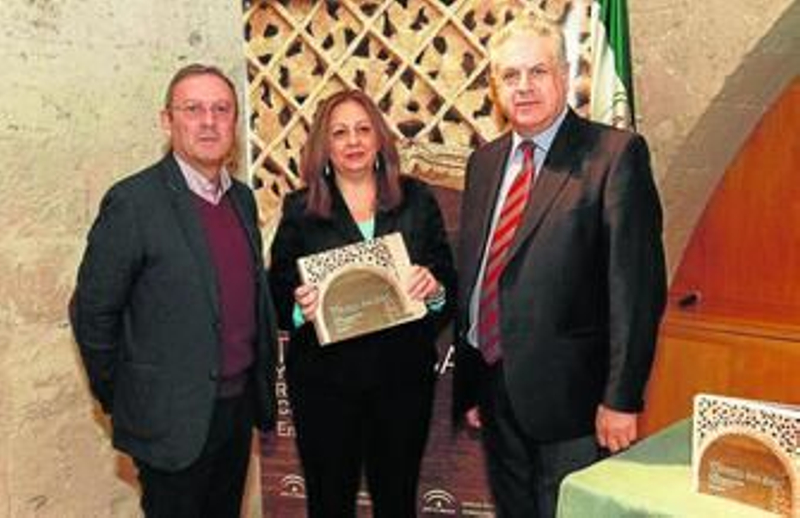 Mar Villafranca, con el libro sobre el restaurador madrileño.