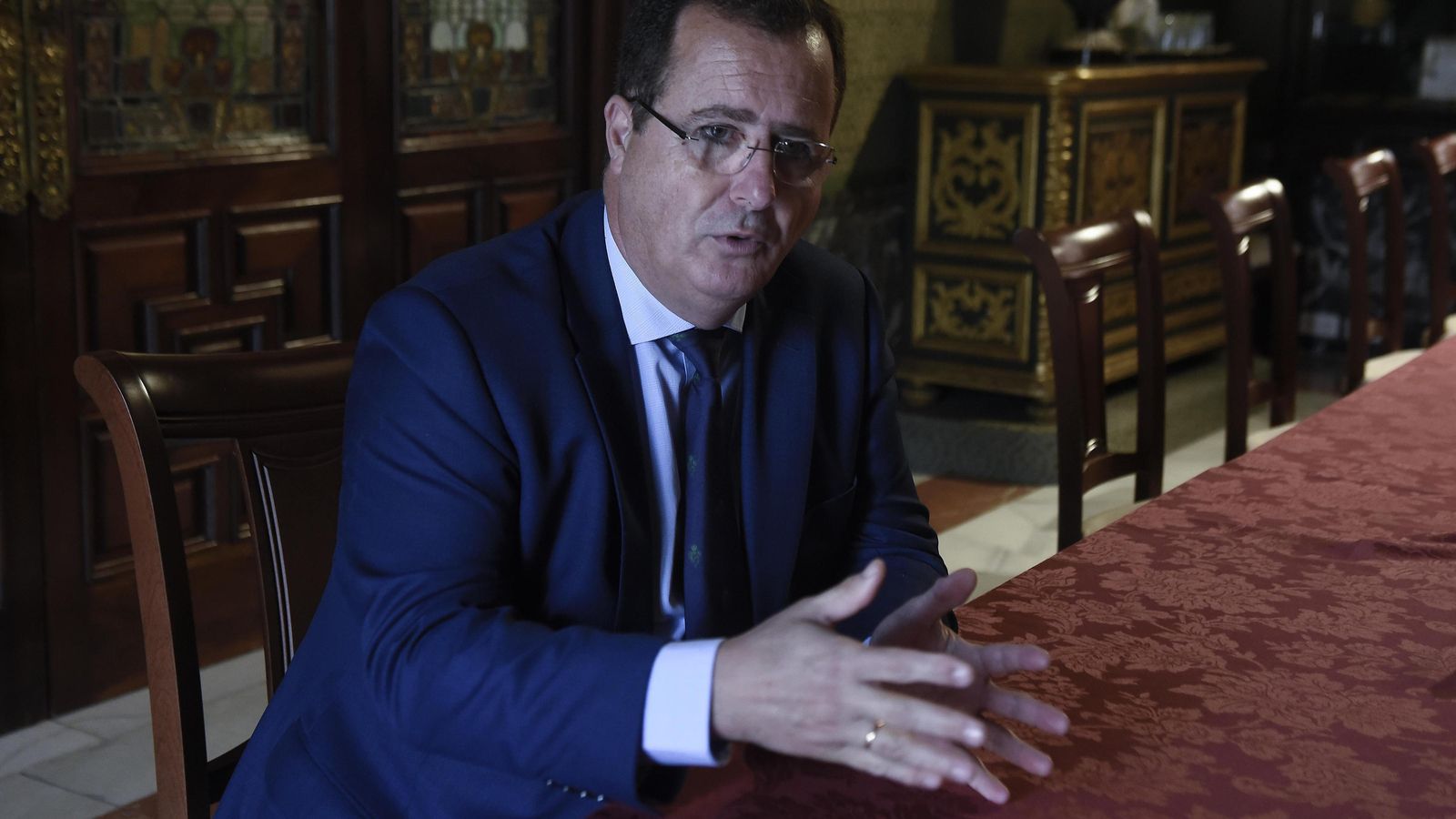 El delegado durante la entrevista.