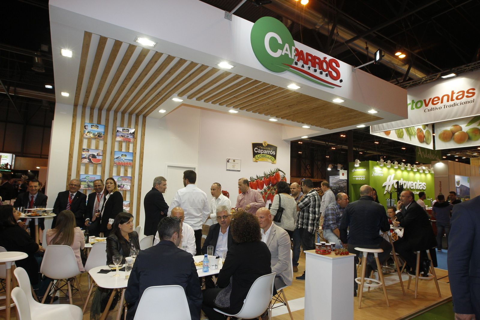 El expositor de Grupo Caparrós, con su gerente, Pedro Caparrós, manteniendo un encuentro de trabajo en esta feria.