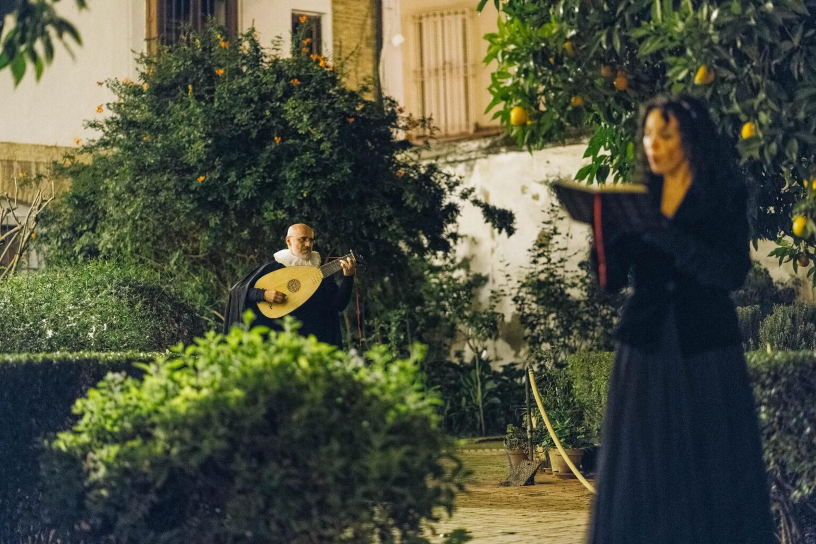 Interpretación de música y poesía en las nuevas visitas nocturnas al Palacio de las Dueñas.