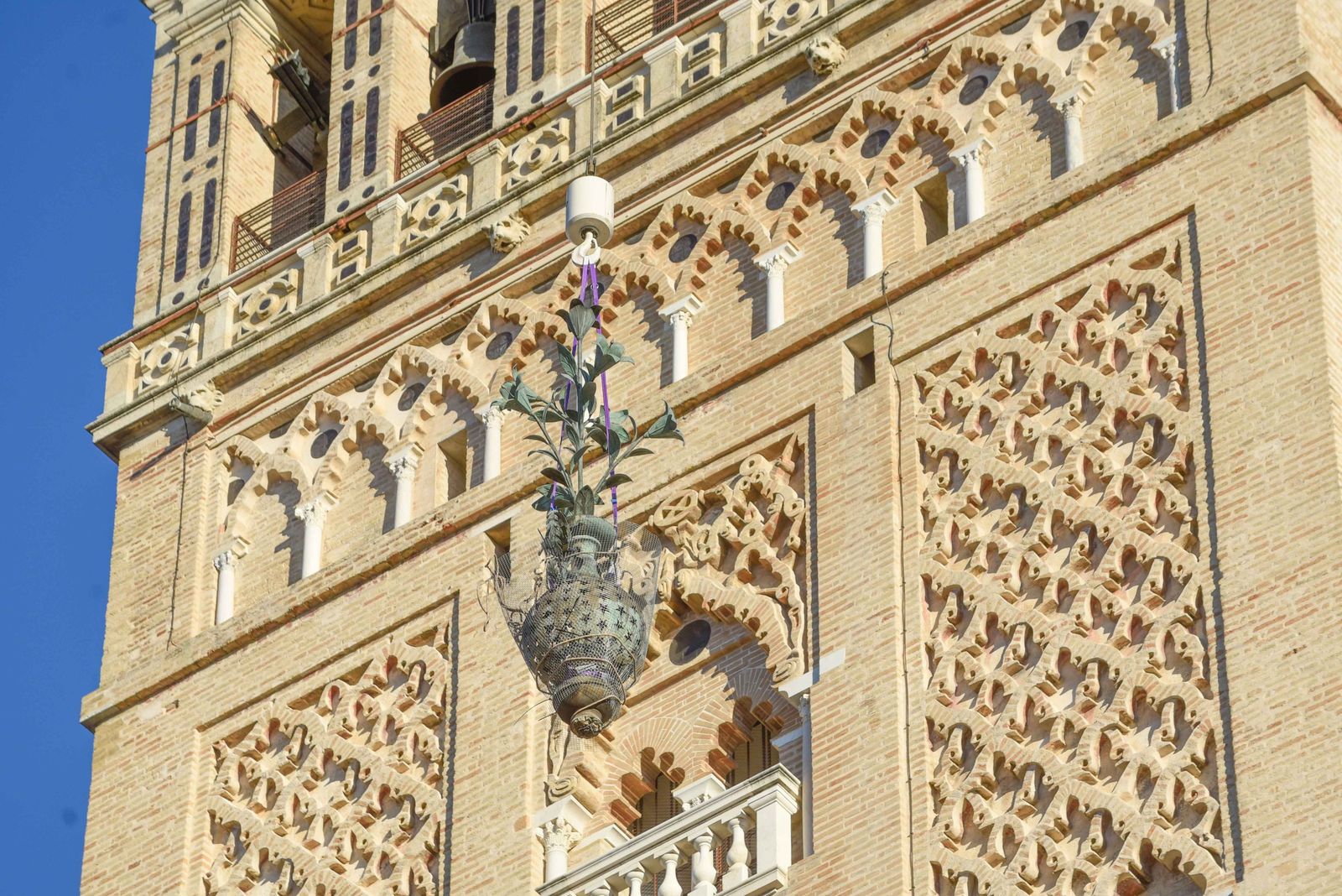 La retirada de las jarras de las azucenas de la Giralda, en imágenes