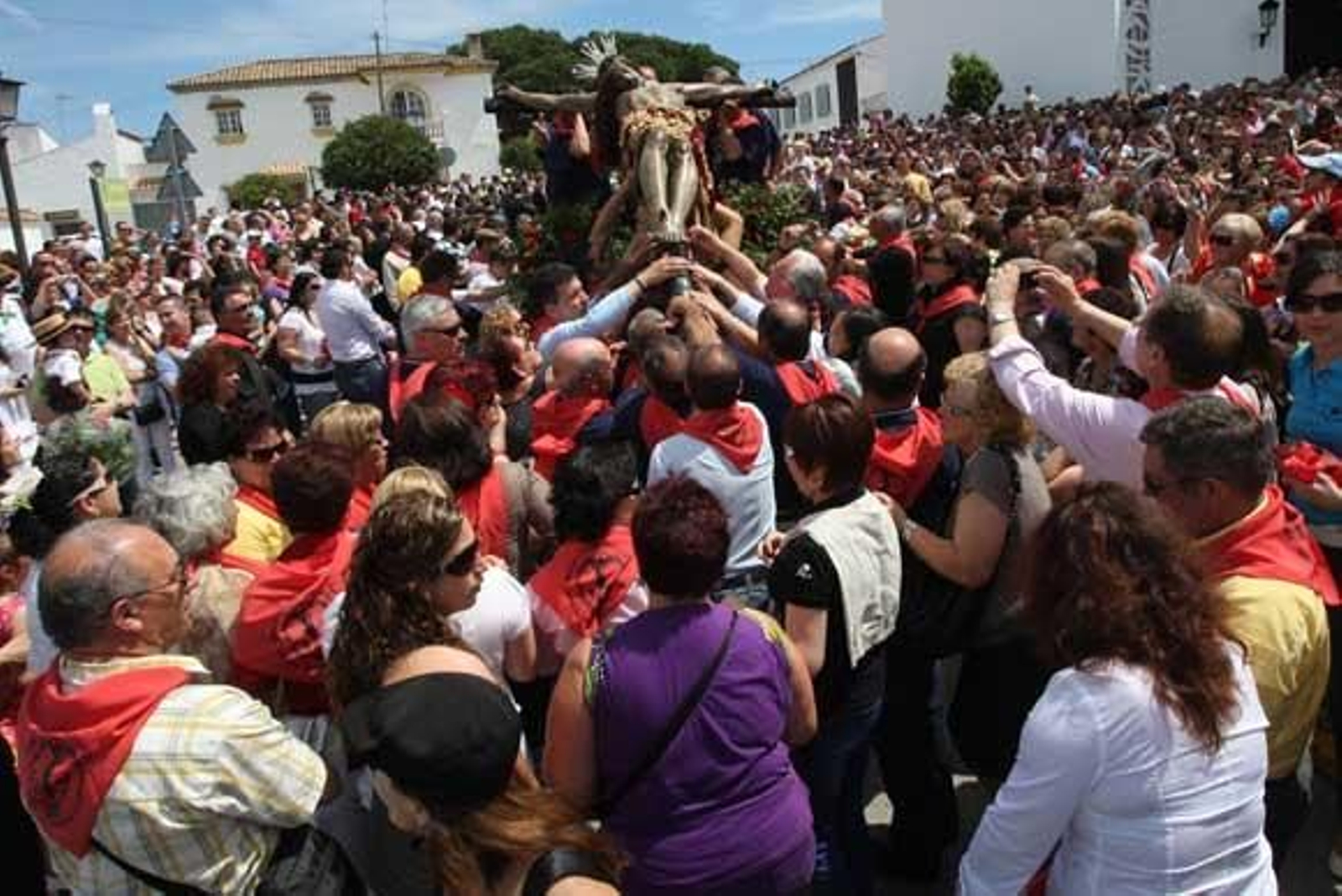 El Cristo de la Almoraima atrae a más de 7.000 devotos. Un centenar de jinetes y 14 carretas acompañan al cortejo en procesión por el municipio

Foto: Paco Guerrero