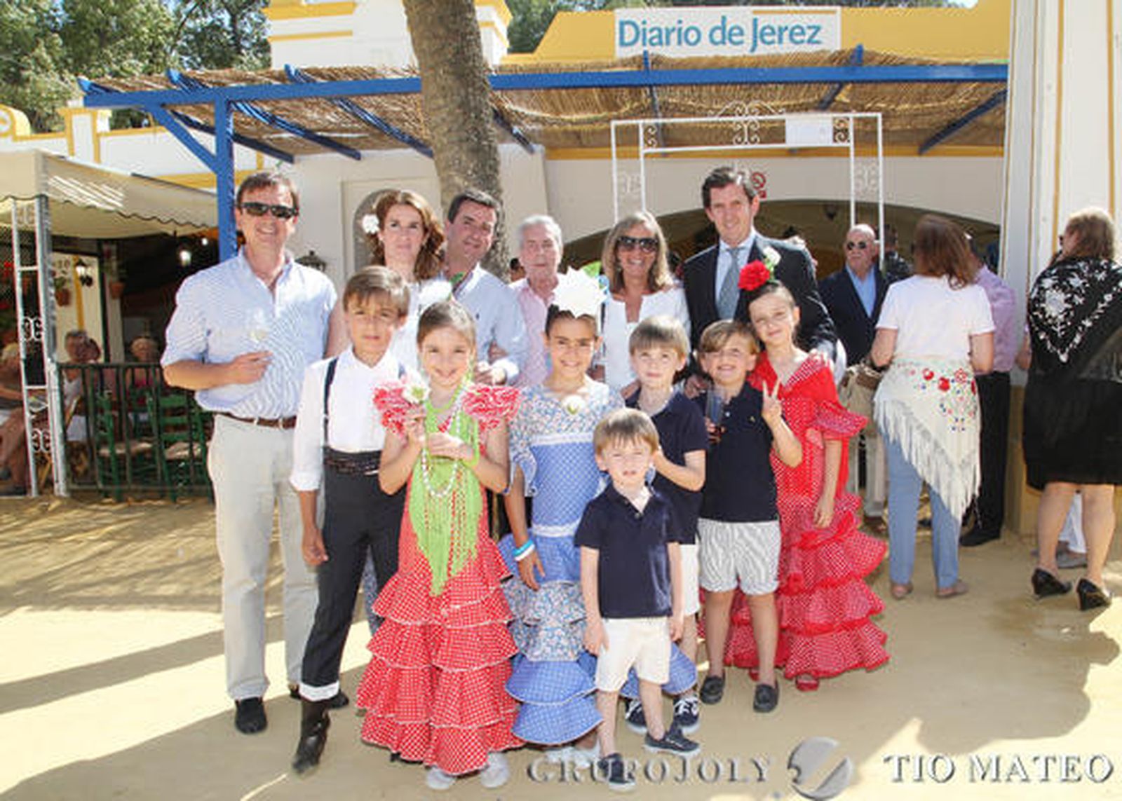 Alejandro Parra y Lola Delgado, de Caredent, Cayetano Delgado, José Antonio Delgado, Macarena Simón y Luis Romero, con su familia.

Foto: Vanesa Lobo