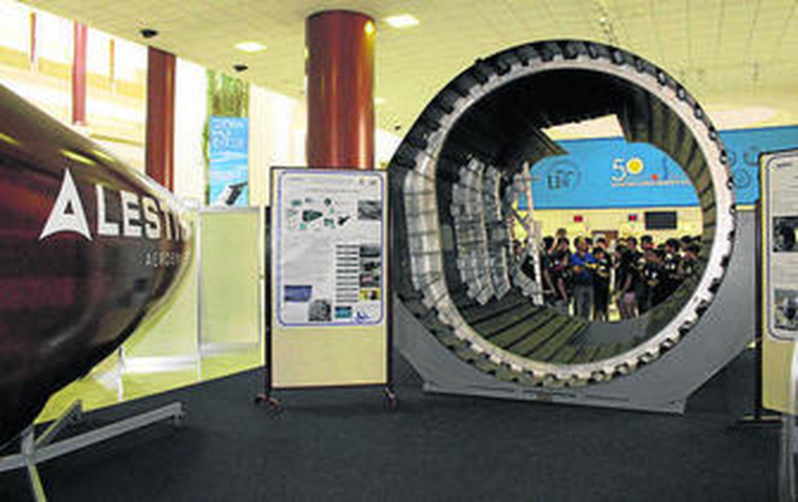 Participantes durante la visita a la exposición de Airbus.