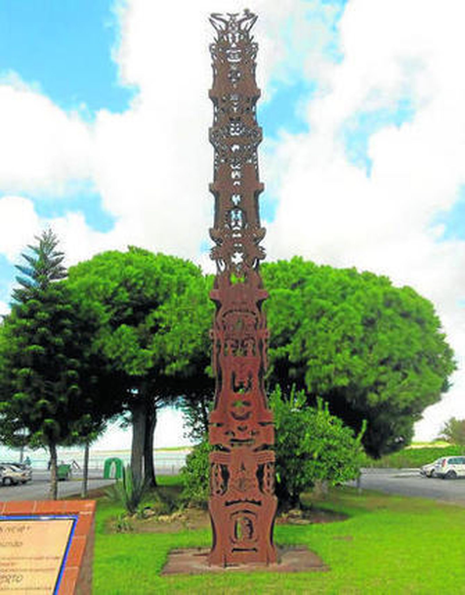 La escultura de Roberto Matta en la glorieta de Bajo de Guía.