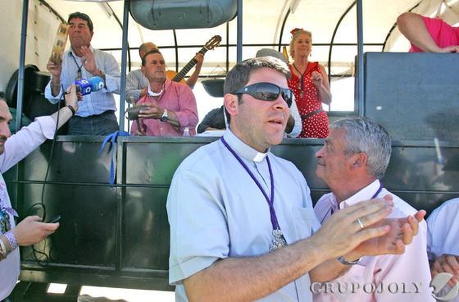 El capellán de la hermandad de Jerez, Antonio Luis Sánchez, junto a una carreta

Foto: Pascual