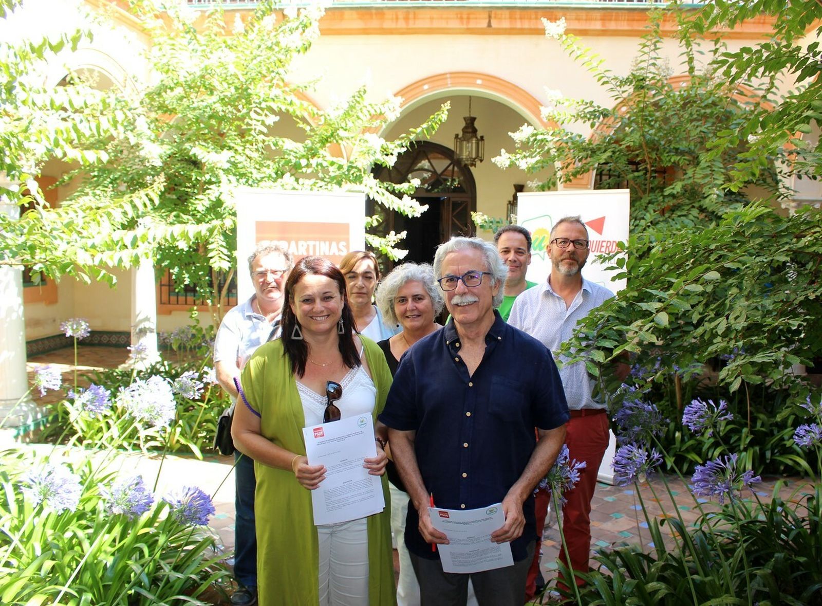 Cristina Los Arcos (PSOE) y José María Calado (Adelante) con el resto de los ediles del gobierno.