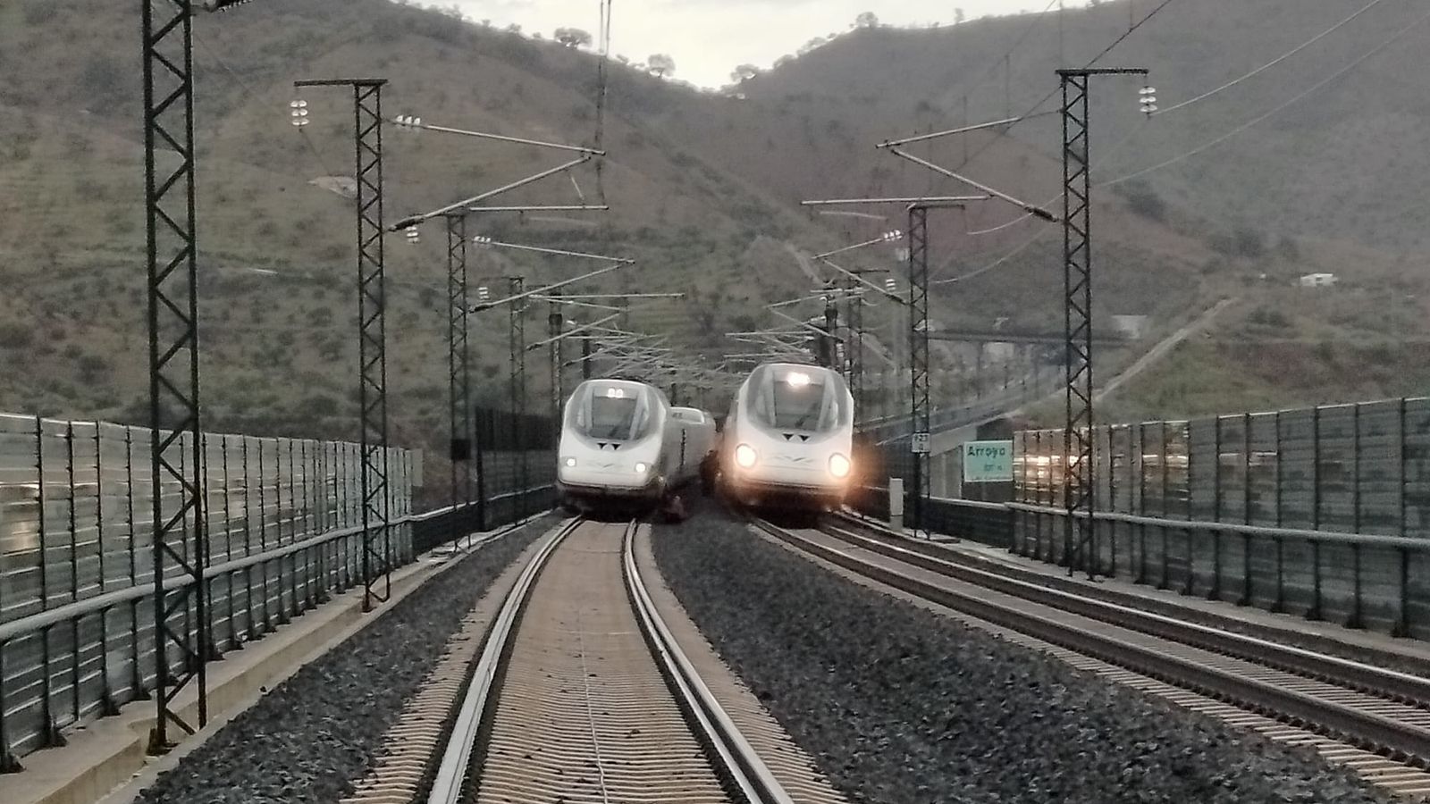 Imagen de la retirada del convoy que descarriló en Álora en 2024.