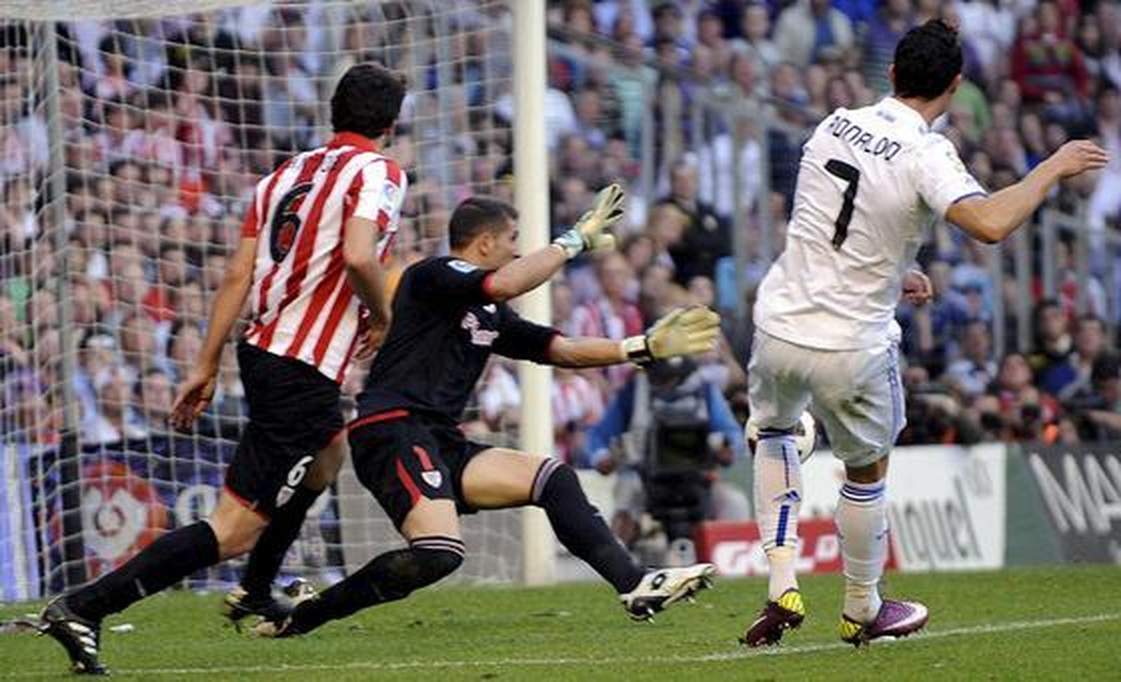 Cristiano Ronaldo rematando a puerta.  Foto: efe