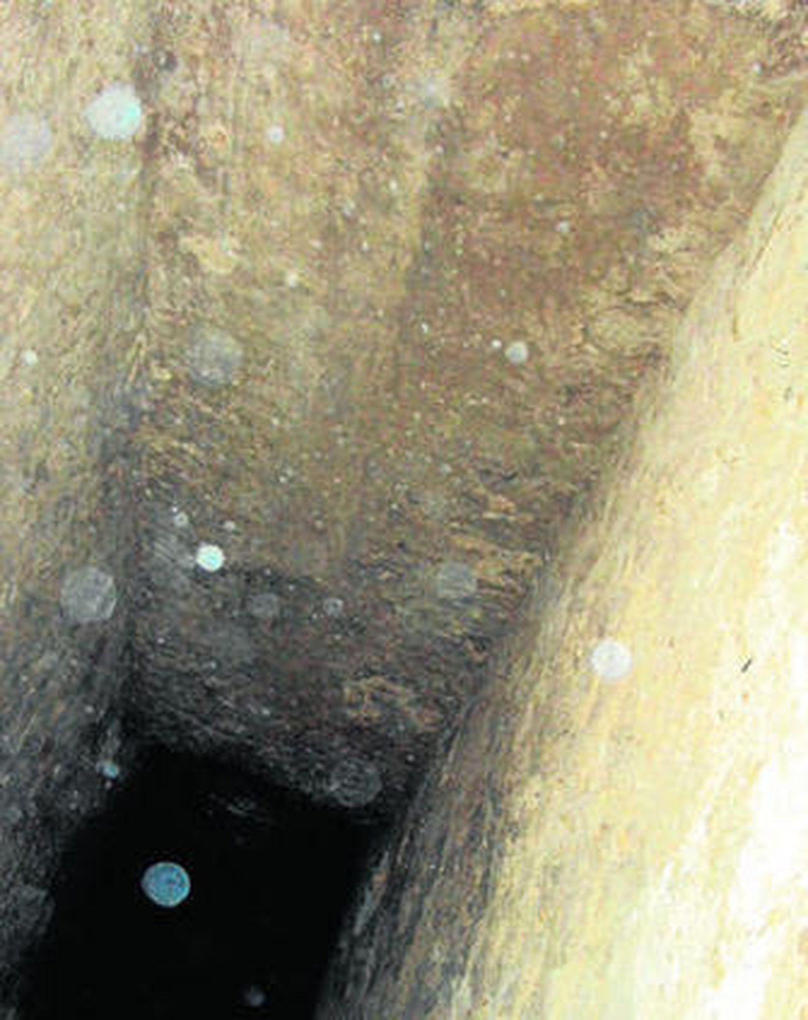 Las profundidades del Pozo de la Jara con sus particulares paredes rectangulares.