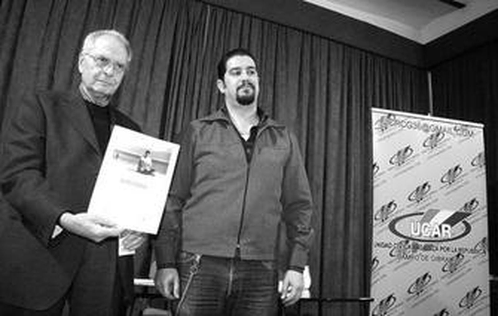 Manuel Illueca, con su galardón ayer en la Fundación de Cultura.