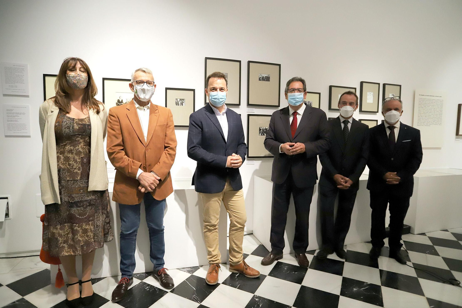 Las imágenes de la inauguración de la exposición 'Los Nuestros. Un puente de palabras'en el Comercial