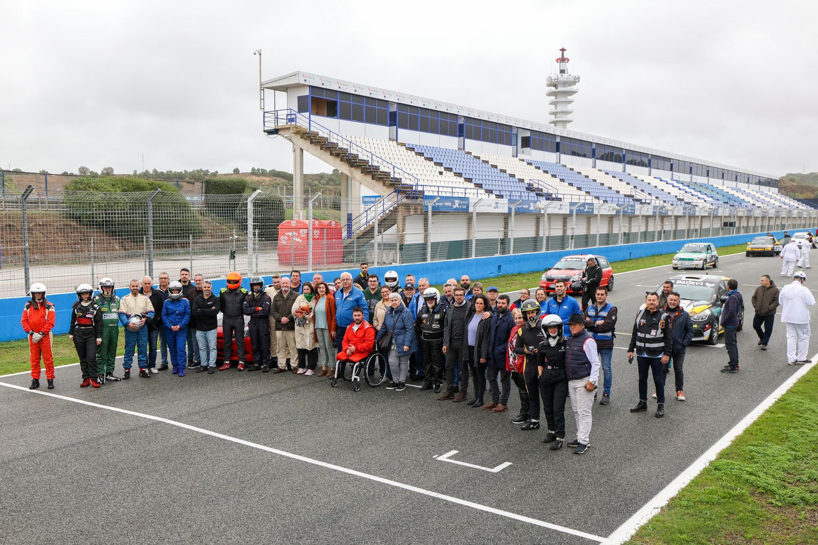 Amigos de Paco Melero posan en la ya tradicional foto del Memorial que lleva su nombre.