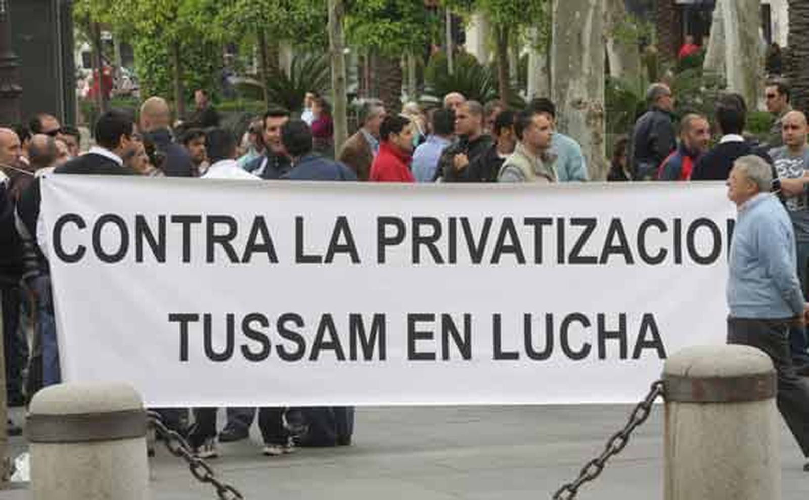 Los empleados de Tussam se plantan ante el Ayuntamiento