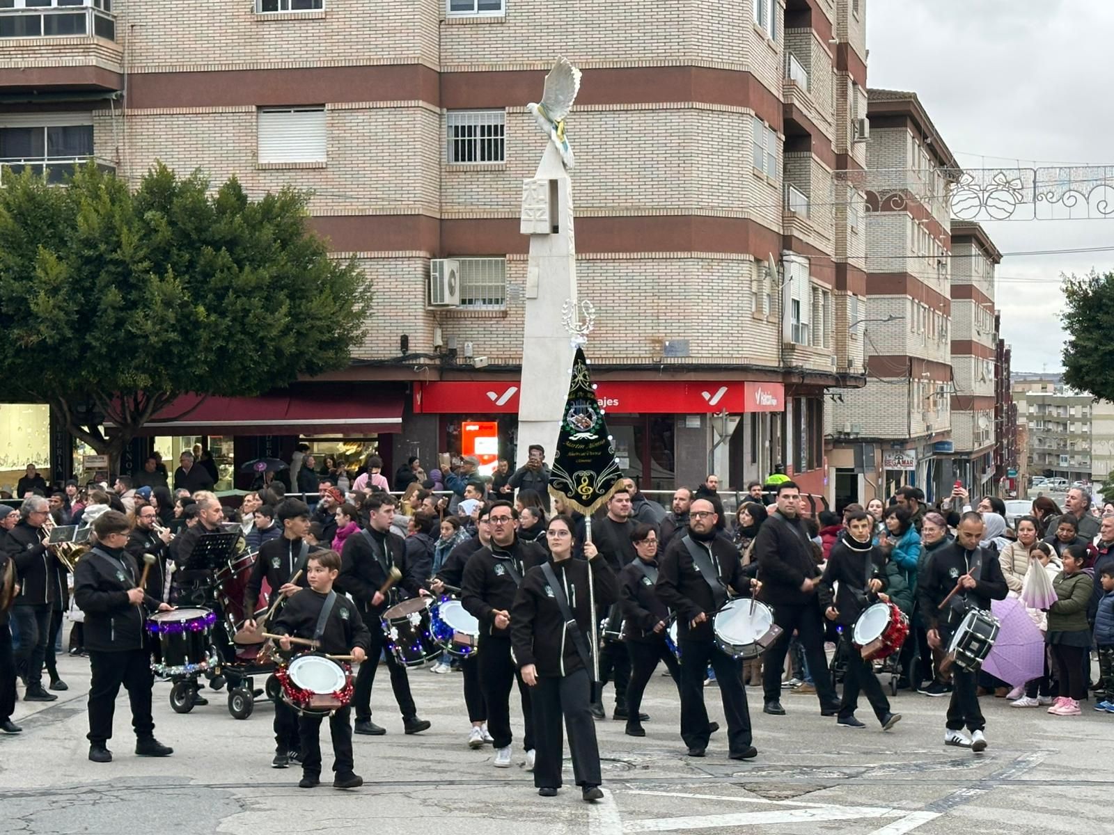 De la Residencia de Mayores a las calles: imágenes del paso de los Reyes Magos por Huércal-Overa