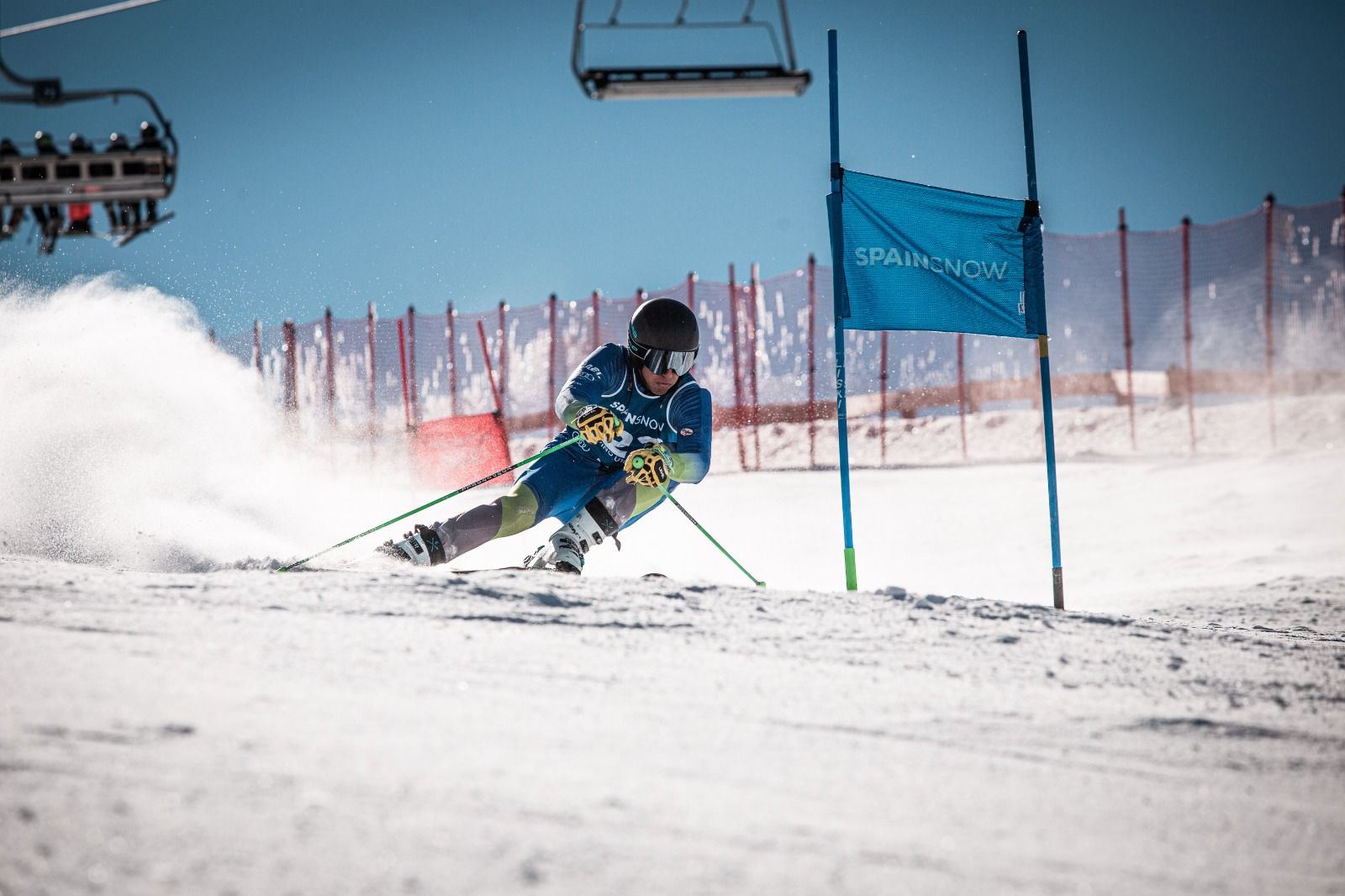 Uno de los participantes supera una puerta.