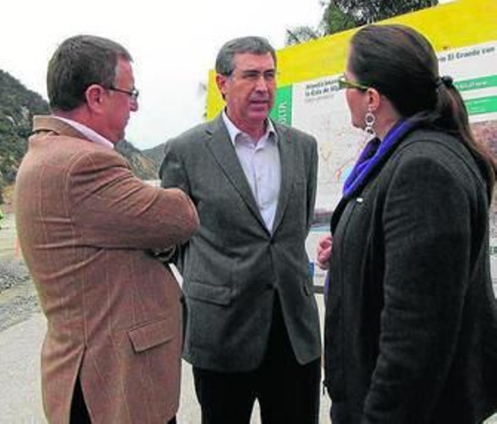 La delegada de Obras Públicas, junto al alcalde de Mijas.