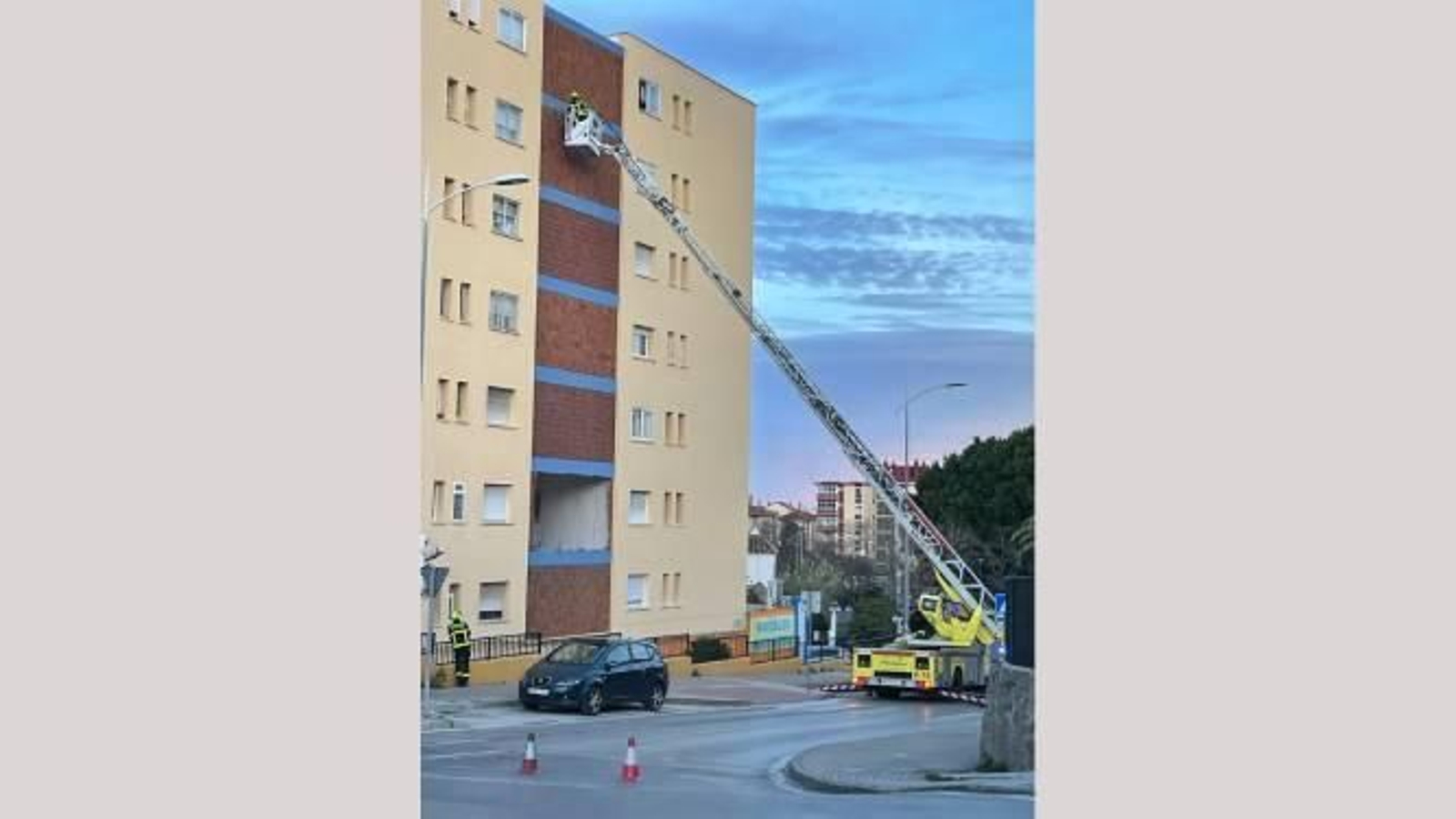 Los bomberos intervienen con una grúa en La Granja.