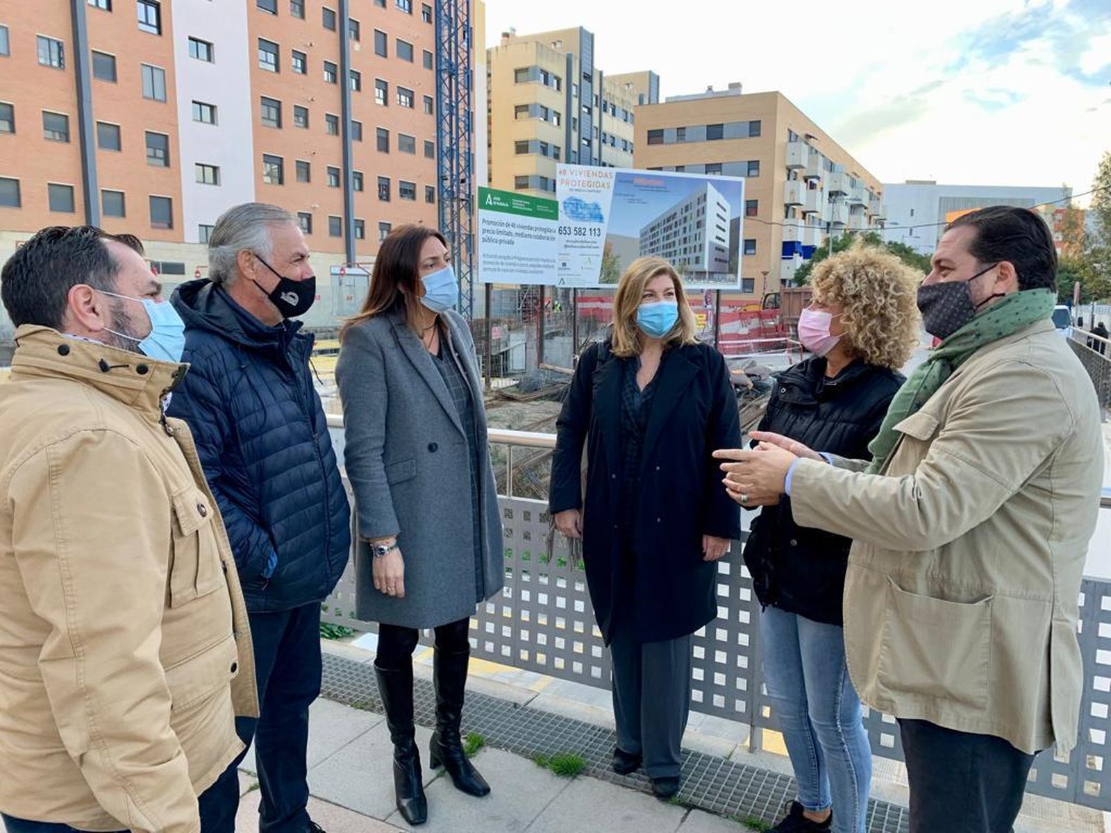 Loles López visita una promoción de viviendas en Pescaderías junto a otros dirigentes del PP de Huelva.