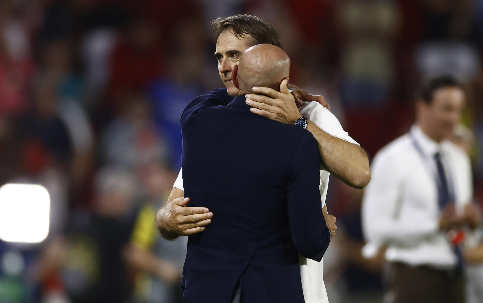 Lopetegui recibe el abrazo de Monchi al finalizar el partido entre los aplausos del público.