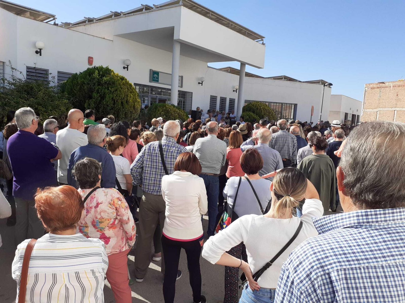 Concentración reciente para exigir una asistencia pública adecuada en Pedrera, Sierra Sur de Sevilla.