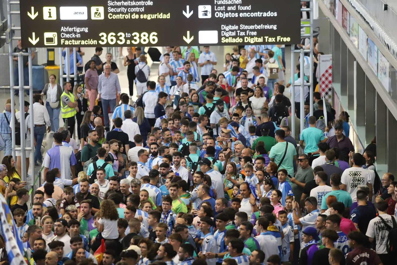 Las fotos de la afición despidiendo al Málaga en el aeropuerto
