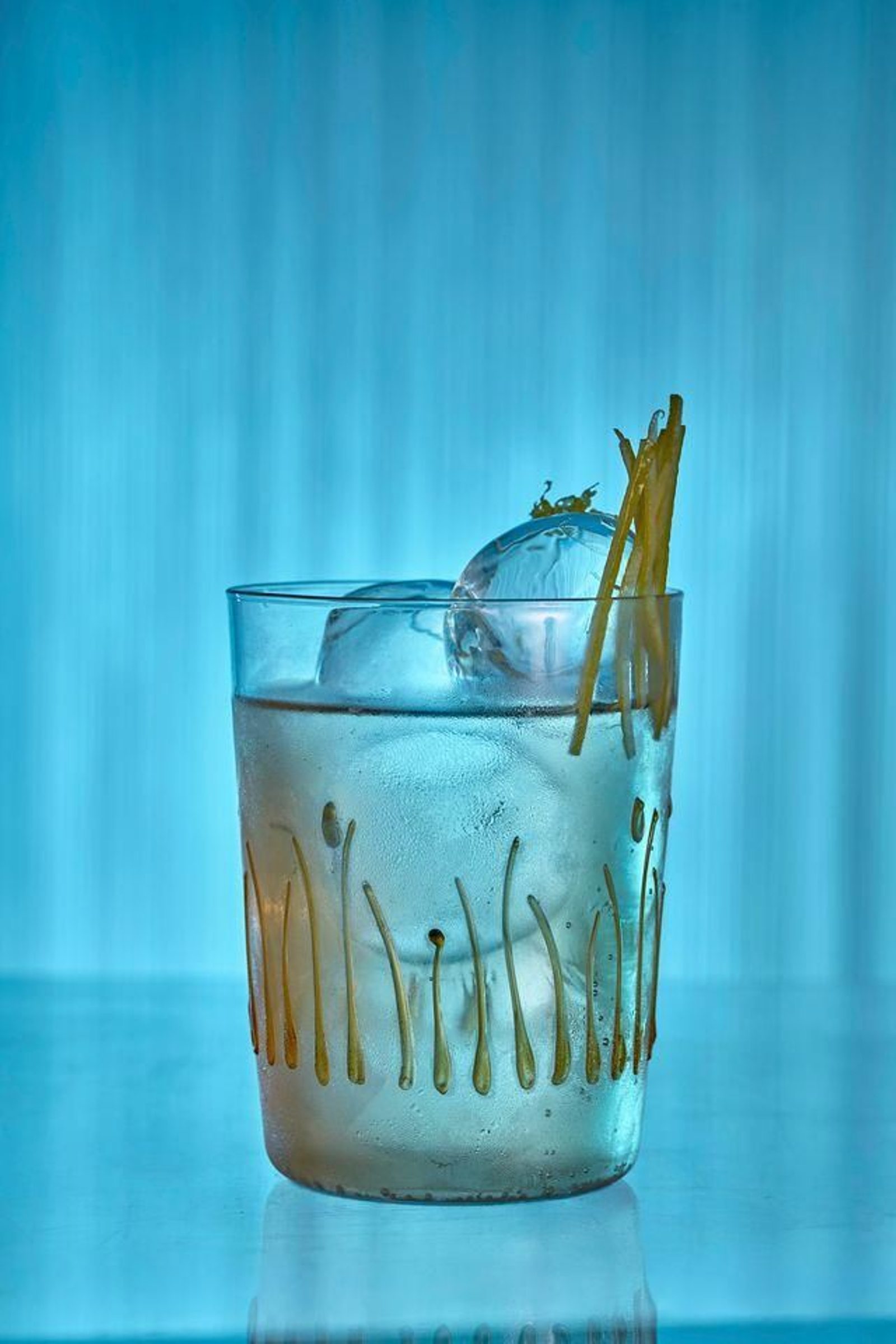 Uno de los cócteles de Marc Álvarez, piel de limón con Bombay Sapphire