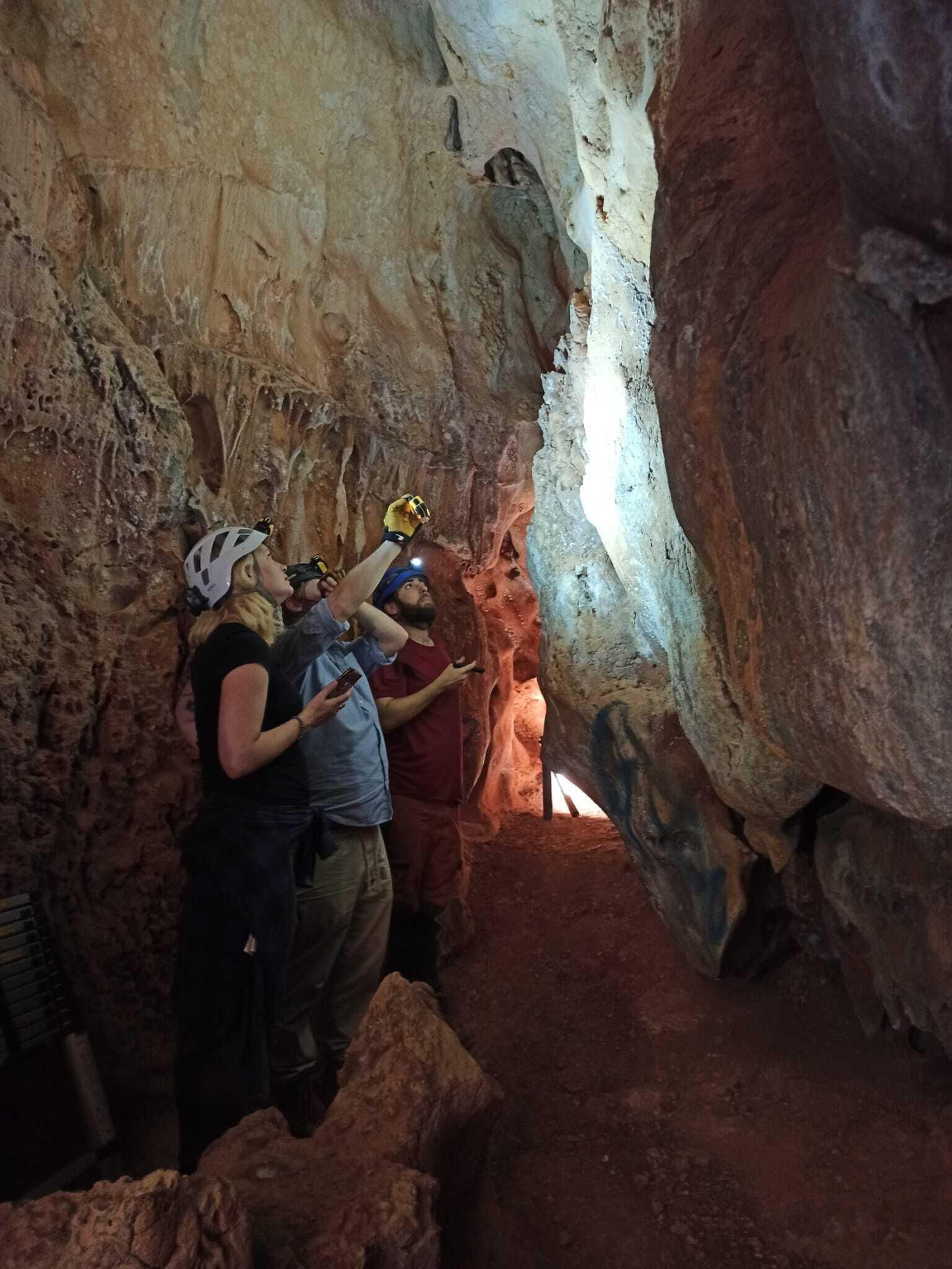 Las mejores fotografías de la visita de National Geographic a la Cueva de la Victoria