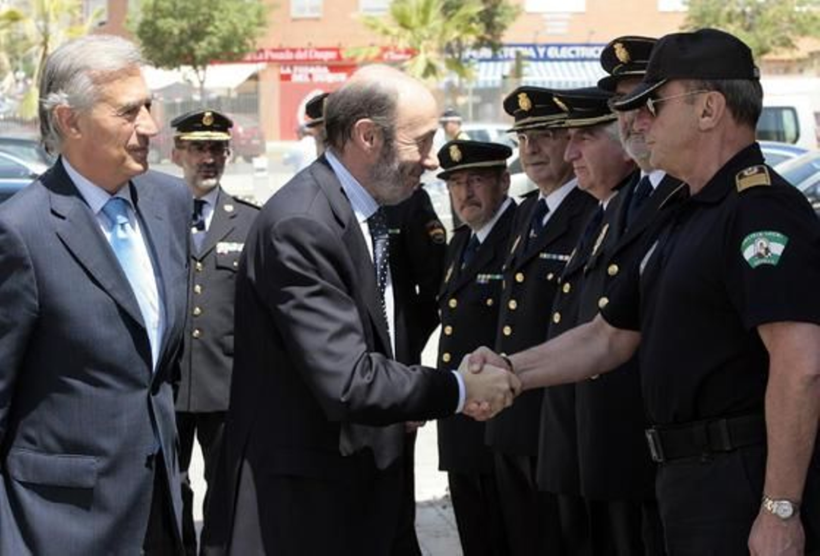 El ministro del Interior acompañado del delegado del Gobierno en Andalucía, Juan José López Garzón, a su llegada a Sevilla Este.

Foto: Juan Carlos Muñoz