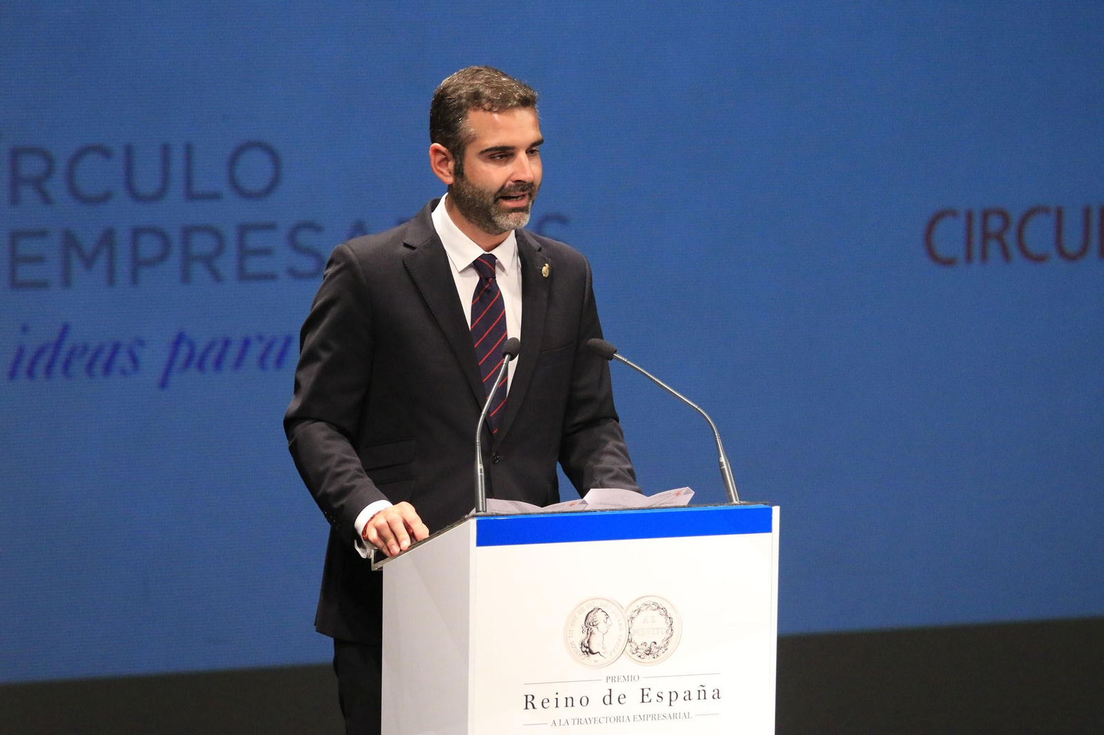 Fotogalería 'El Rey entrega el premio Reino de España a la Trayectora Empresarial a Paco Cosentino'