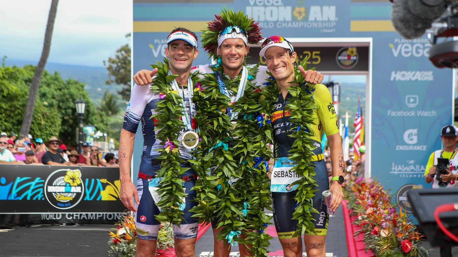 Jan Frodeno, vencedor del Ironman, flanqueado por Tim O'Donnell (i) y Sebastian Kienle (d), podio de Hawái 2019.