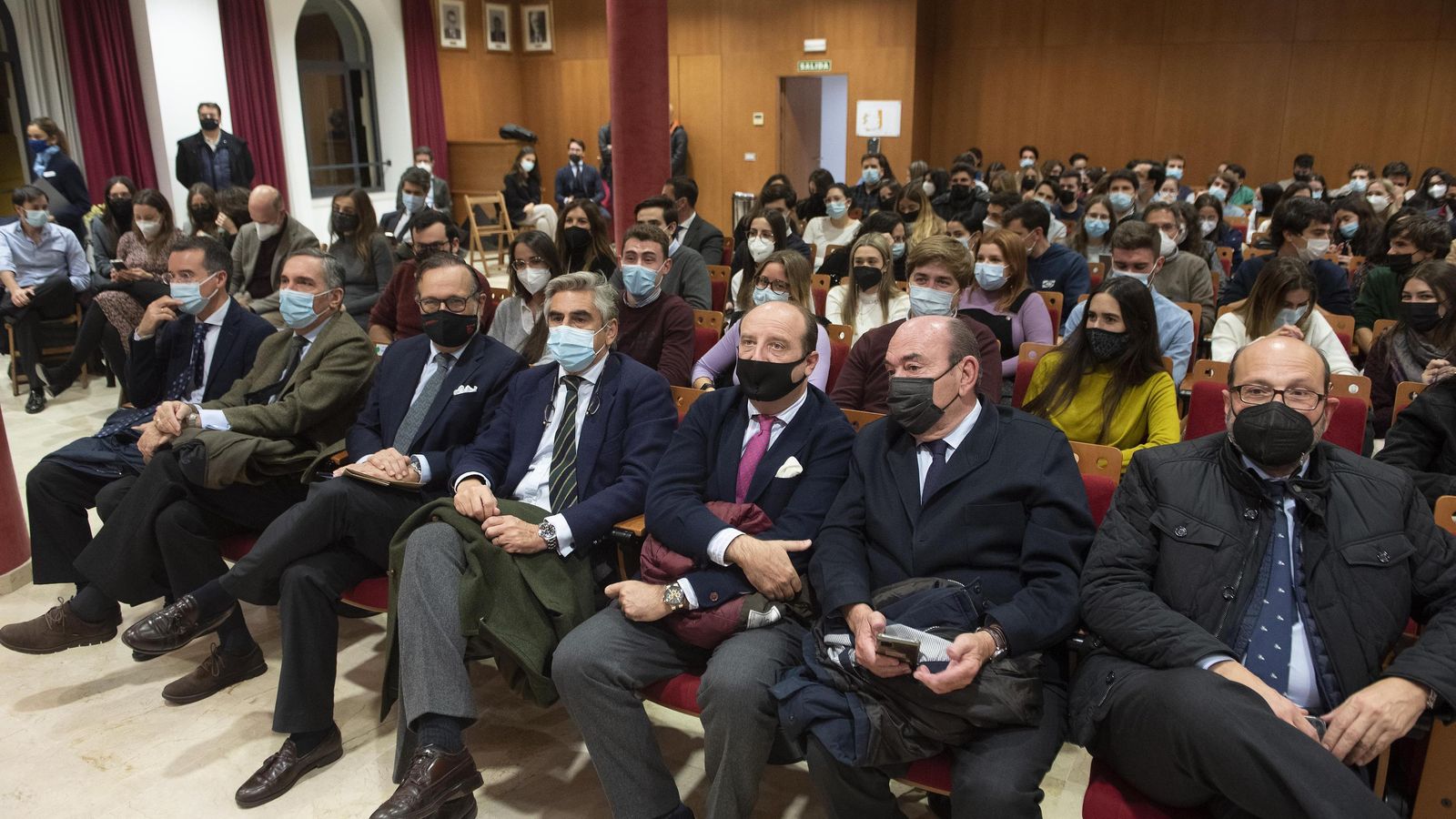 Abogados y estudiantes llenaron por completo el salón de grados de la Facultad de Derecho.