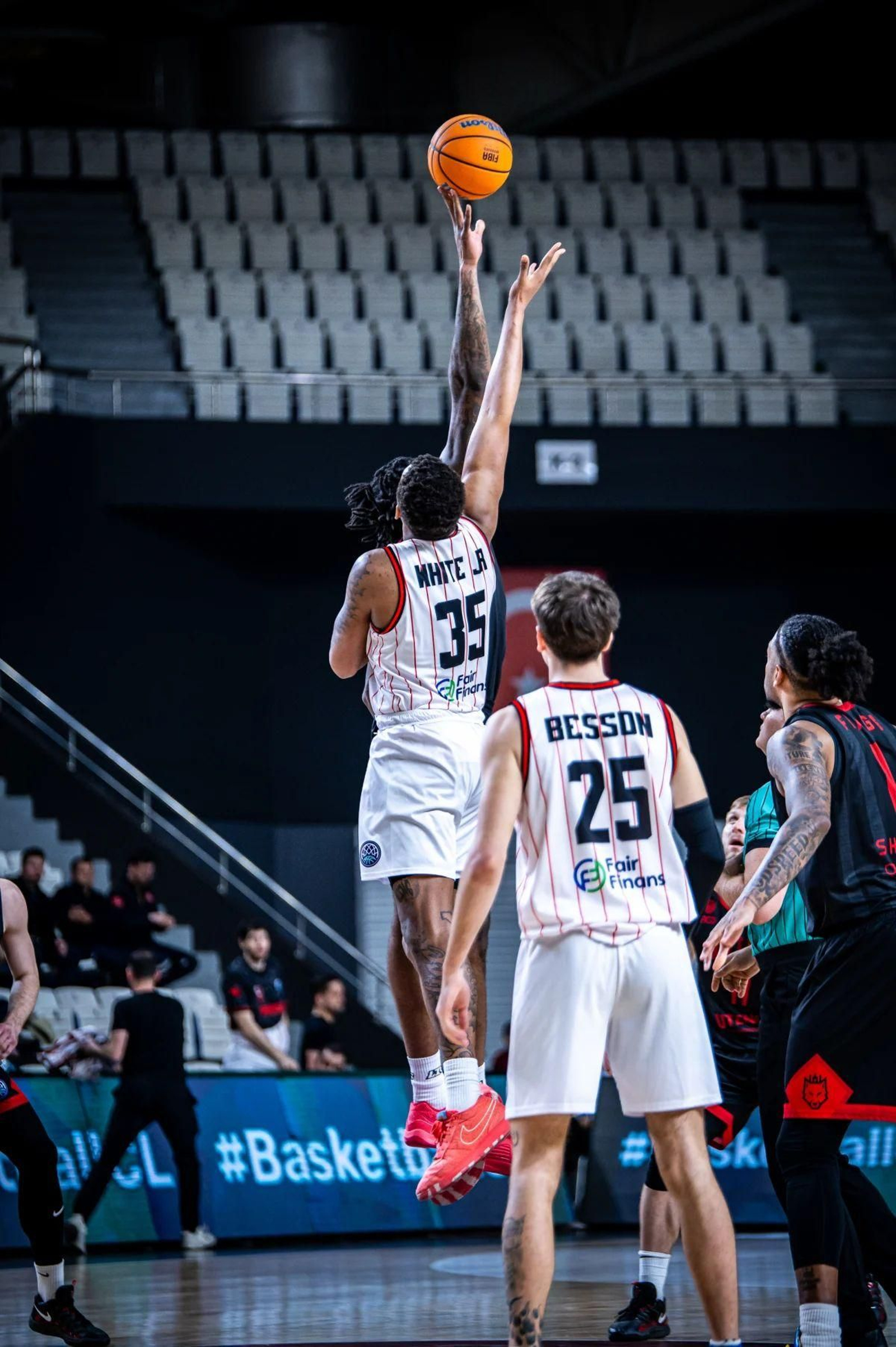 BCL: El Manisa tritura al Rytas y agita el grupo del Unicaja