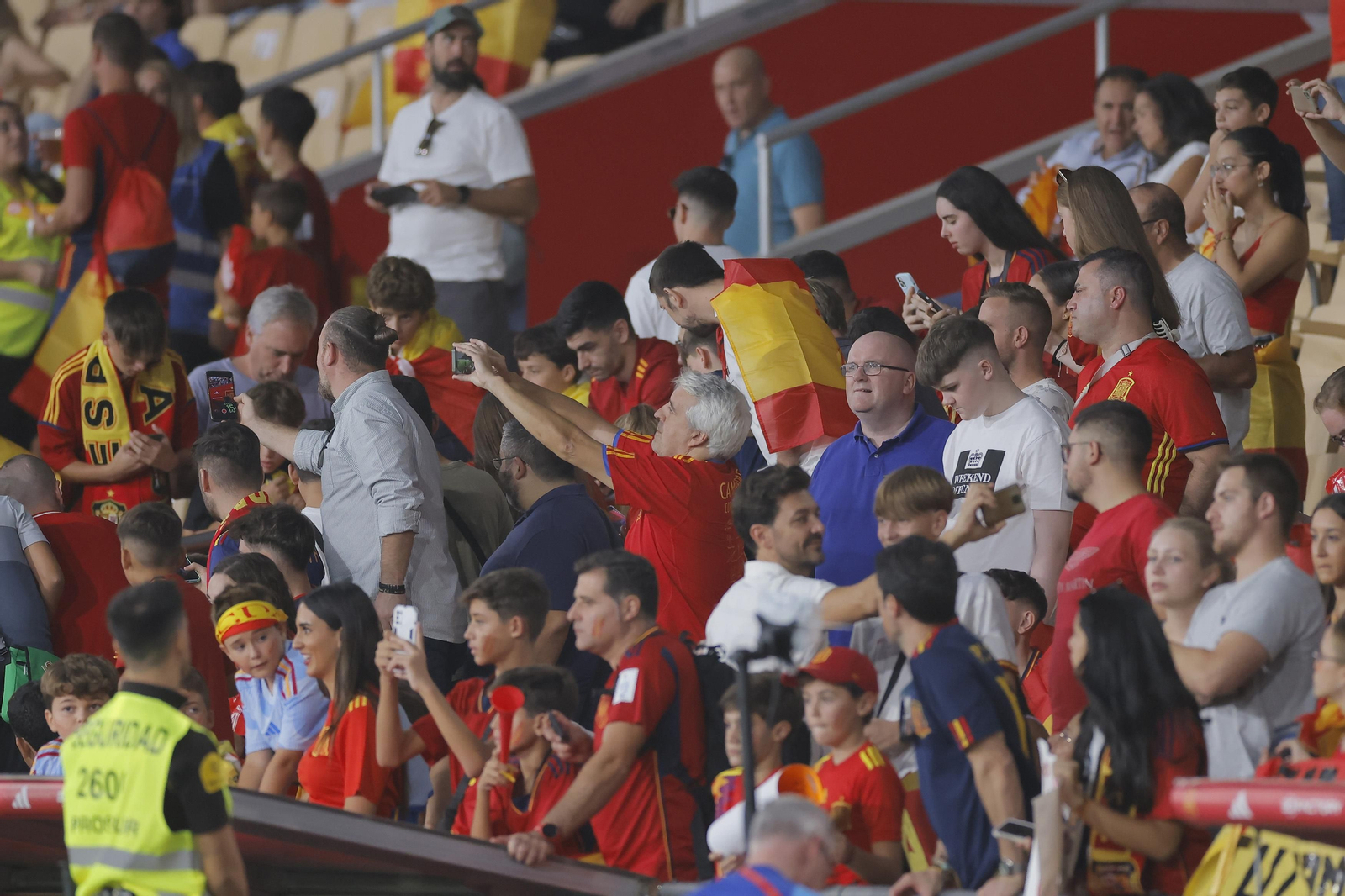 Búscate en las fotos del España-Escocia