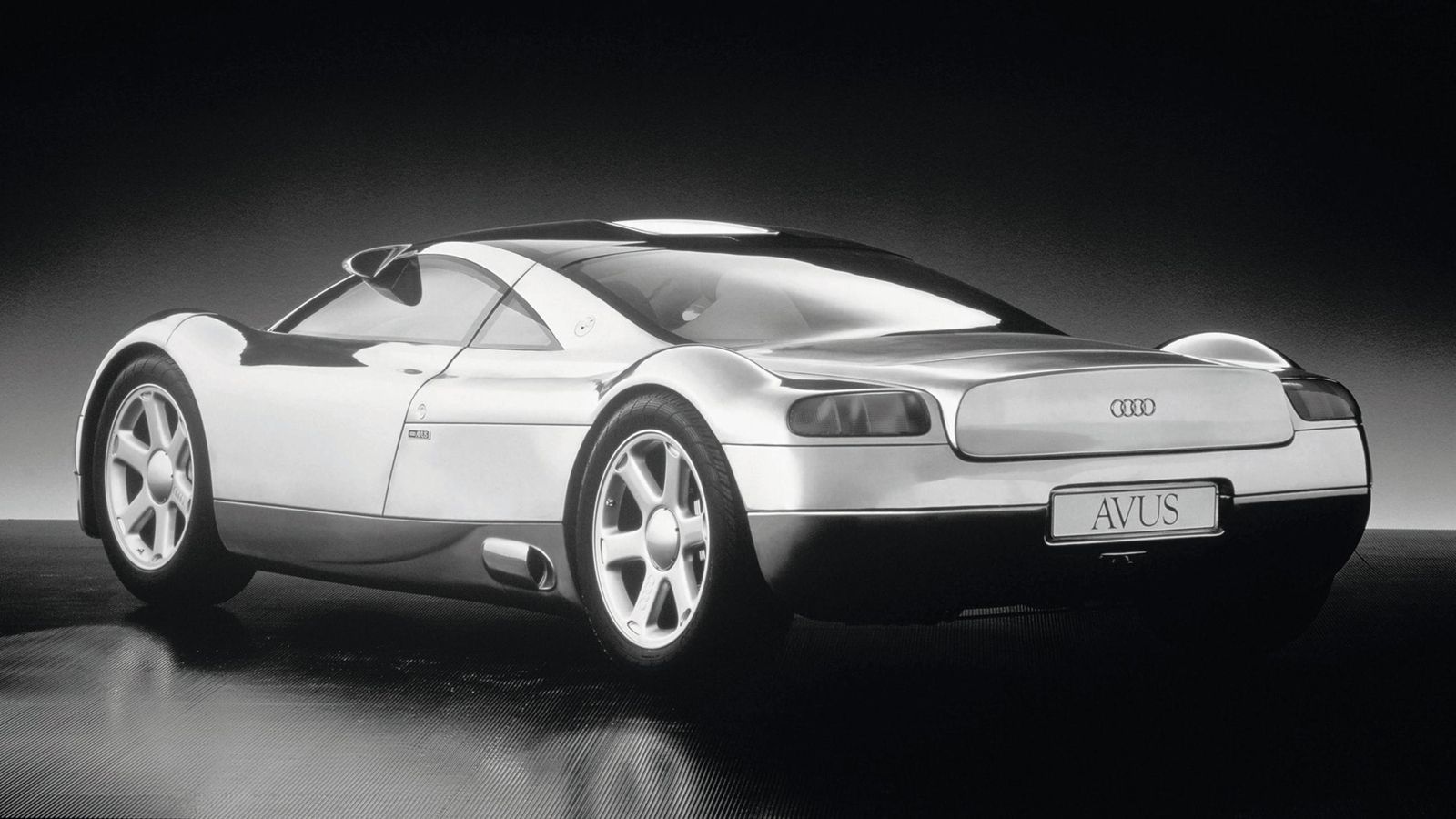 El Avus fue el primer modelo en contar con el W12, ahora bien, se trataba de una maqueta que, fundamentalmente, exhibía la construcción en aluminio que Audi emplearía luego profusamente. Ese motor no mostraría su valía hasta el Synchro.
