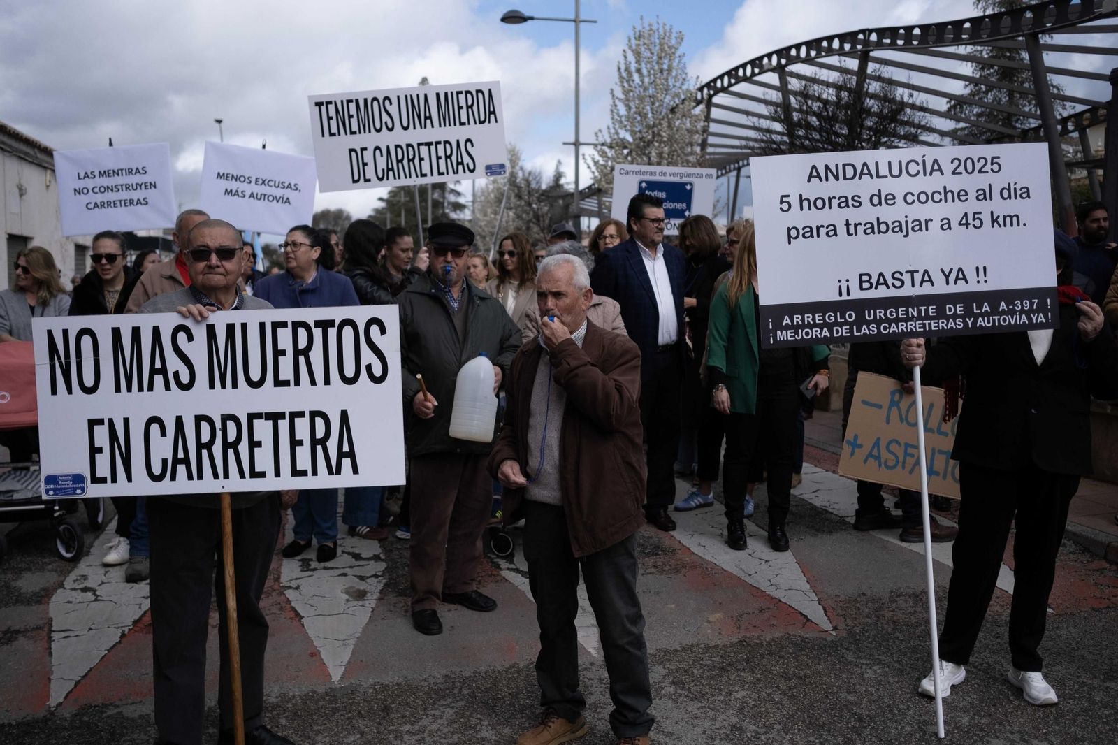 Manifestación por la mejora de las carreteras de la Serranía de Ronda, en fotos